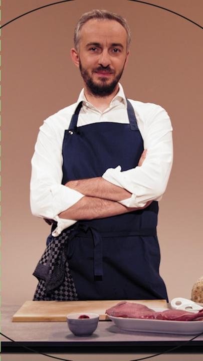 Jan Böhmermann bereitet im Koch-Talk "Böhmi brutzelt" verschiedene Gerichte für seine Gäste zu