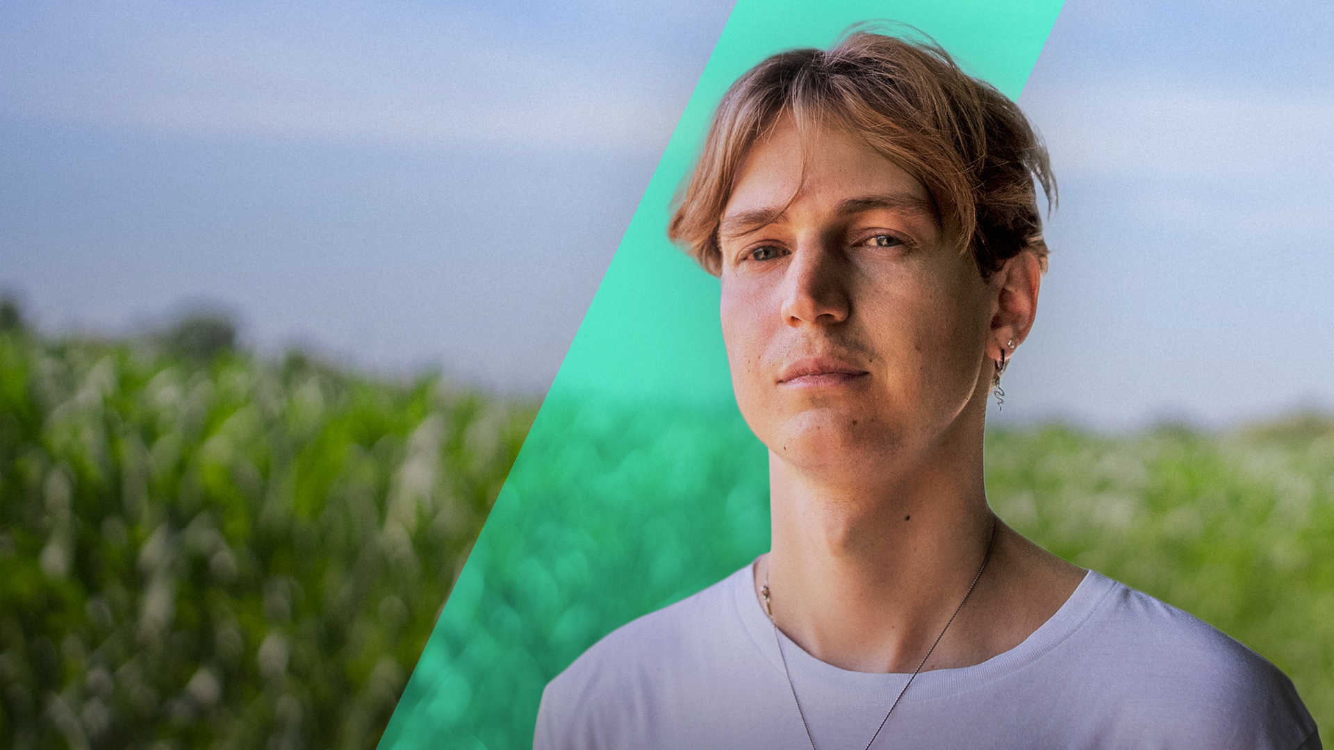 Jan, rechts im Bild schaut in die Kamera. Bild Montage im Hintergrund: ein geblurrtes Feld. 