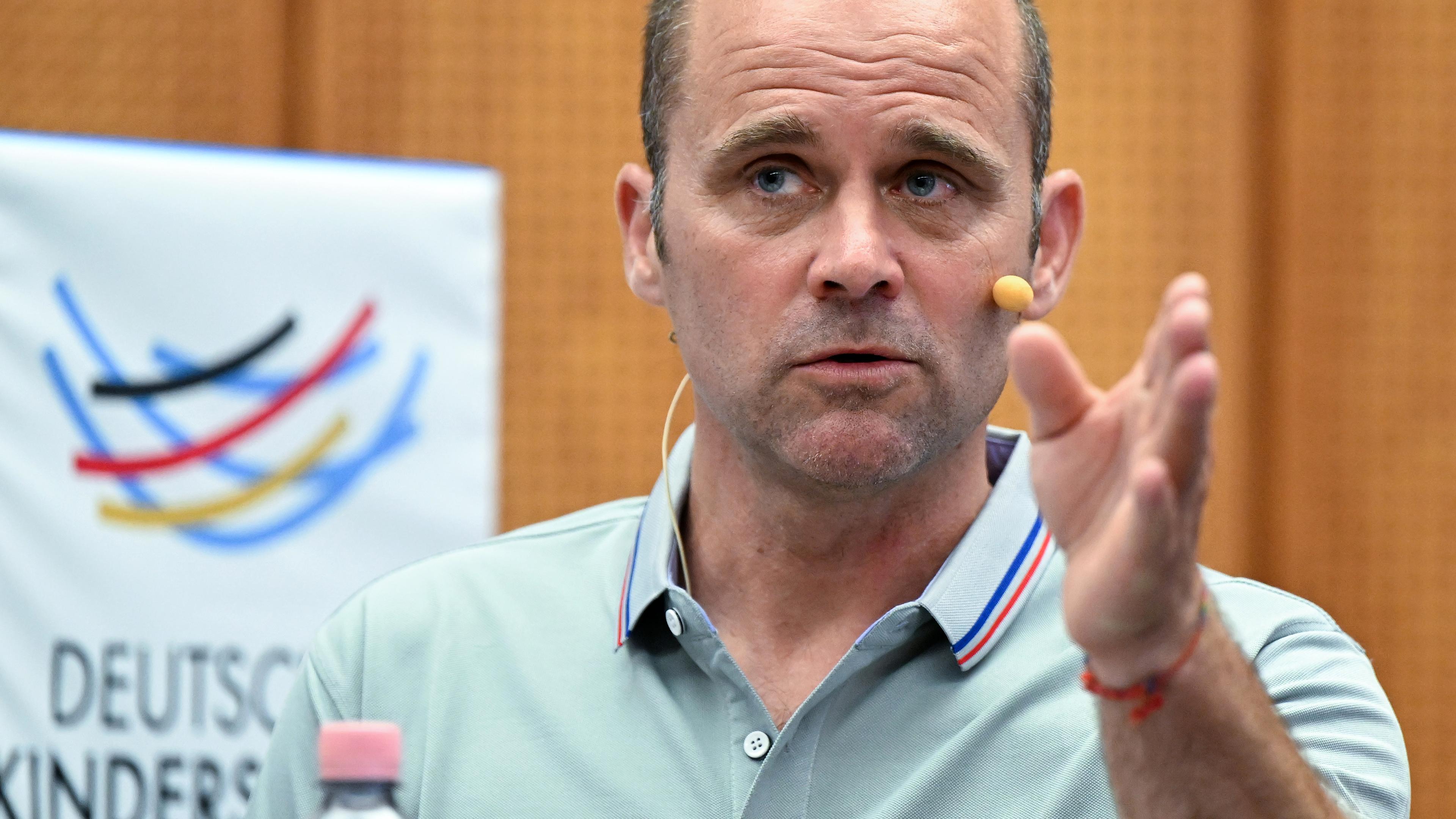 Der ehemalige Spitzensportler Jan Hempel (Wasserspringen) erhält den Deutschen Kinderschutzpreis und spricht bei der Verleihung, aufgenommen am 13.06.2023 in Mannheim