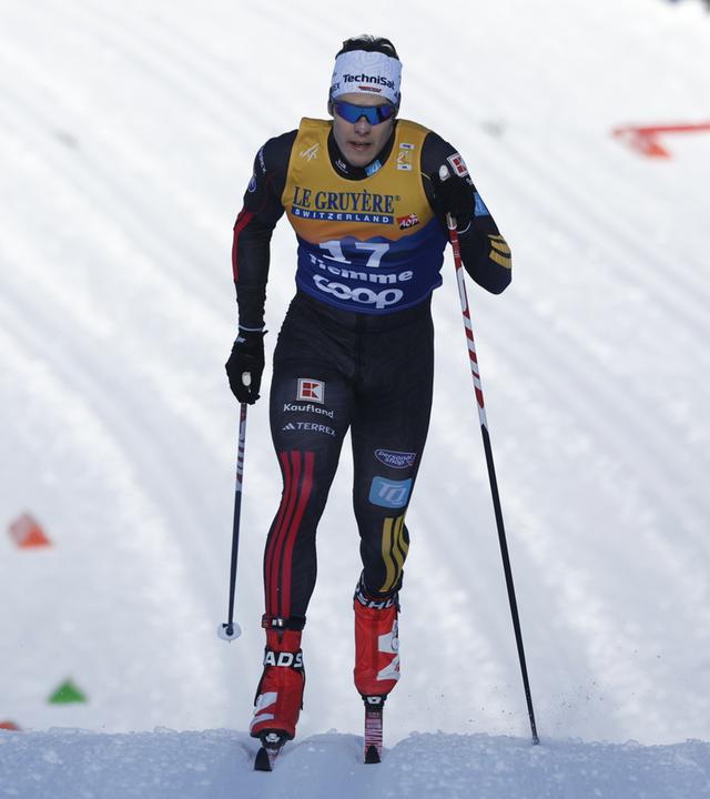 Der deutsche Skilangläufer Jan Stölben sprintet beim FIS Cross-Country World Cup 2025-26 in Val Di Fiemme den Hügel hinauf
