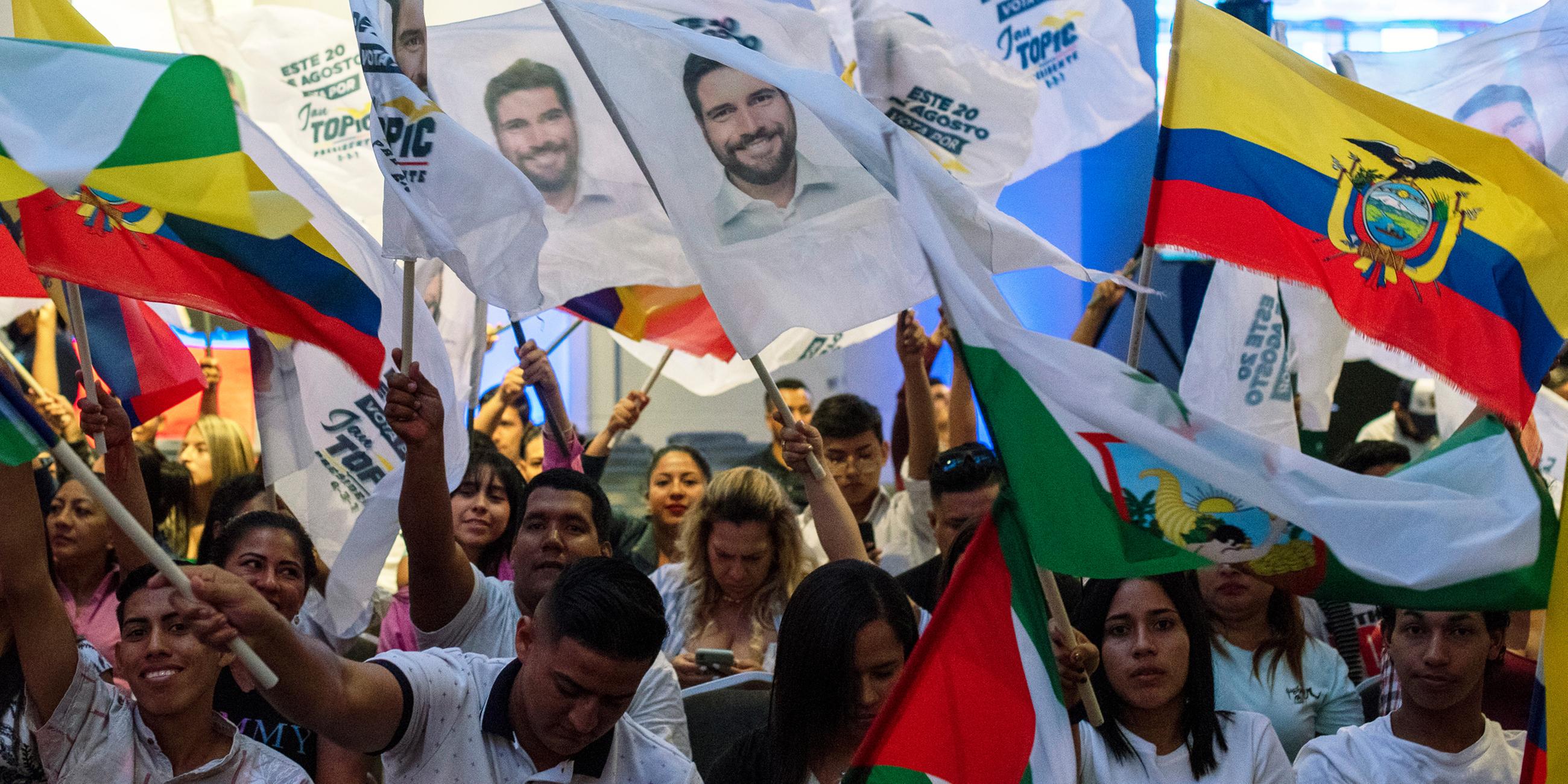 Unterstützer schwenken Fahnen für  Präsidentschaftskandidat Jan Topic am 17.08.2023 in Guayaquil, Ecuador.