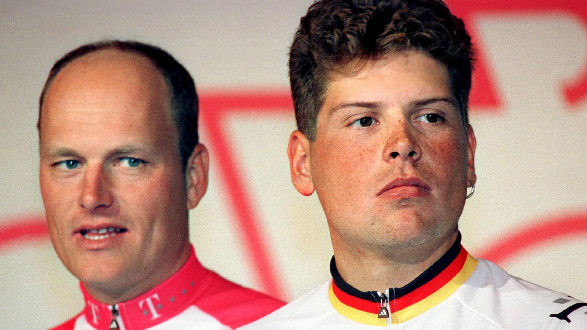 Der Toursieger 1997 jan Ulrich mit seinem Teamkapitän Bjarne Riis