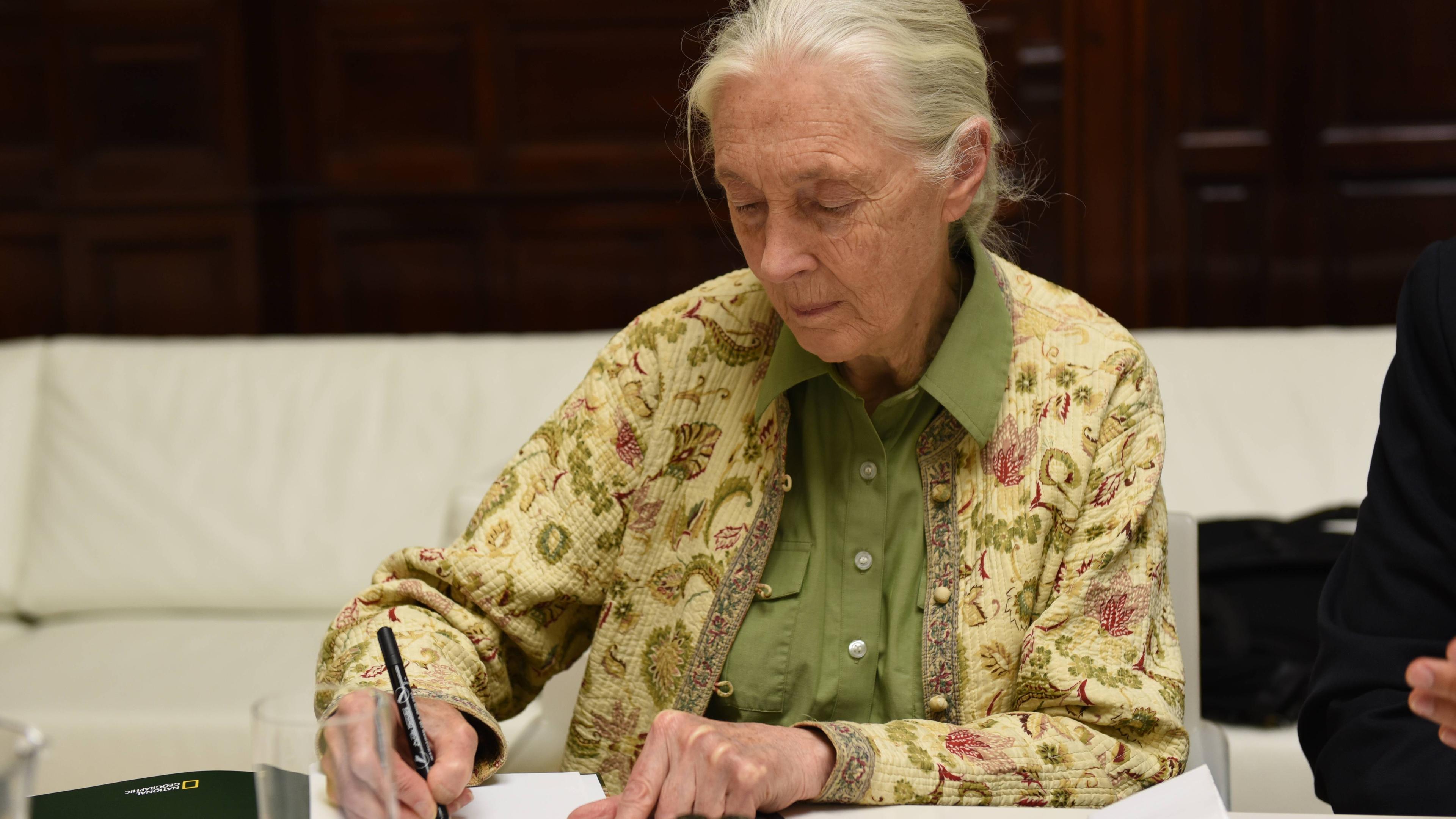 Jane Goodall schreibt in ein Buch