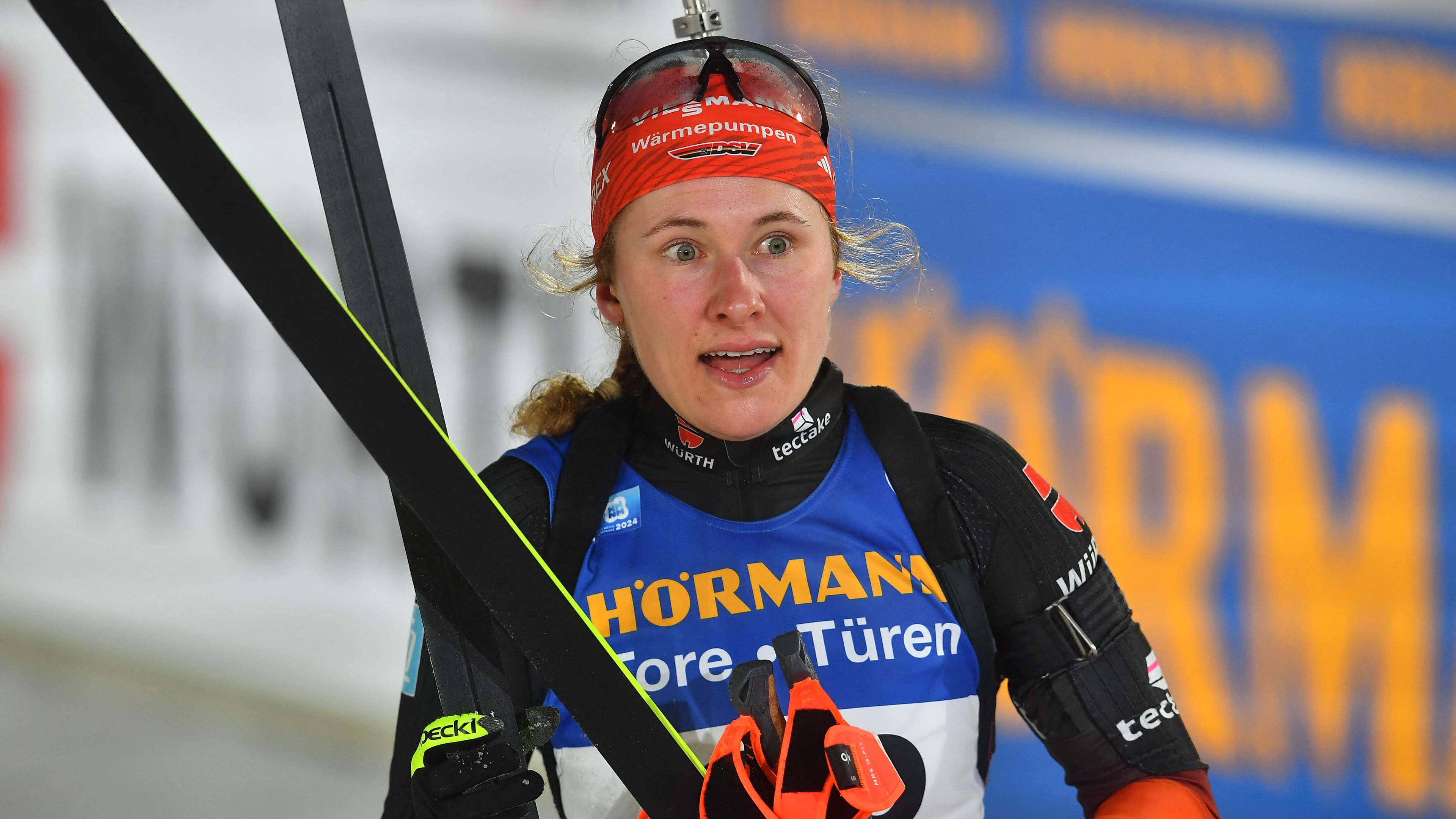Die Deutsche Janina Hettich-Walz reagiert im Zielbereich des 15-km-Einzelwettbewerbs der Frauen bei den IBU-Biathlon-Weltmeisterschaften im tschechischen Nove Mesto