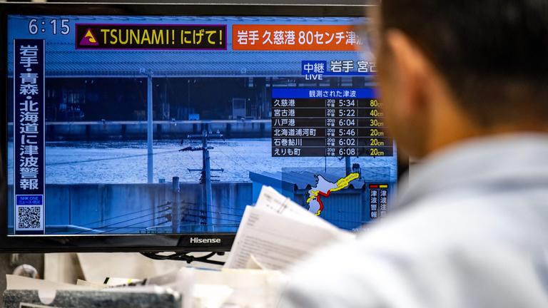 Japan: Ein Computer-Bildschirm zeigt die Gebiete in Japan, die von dem Erdbeben betroffen sind.