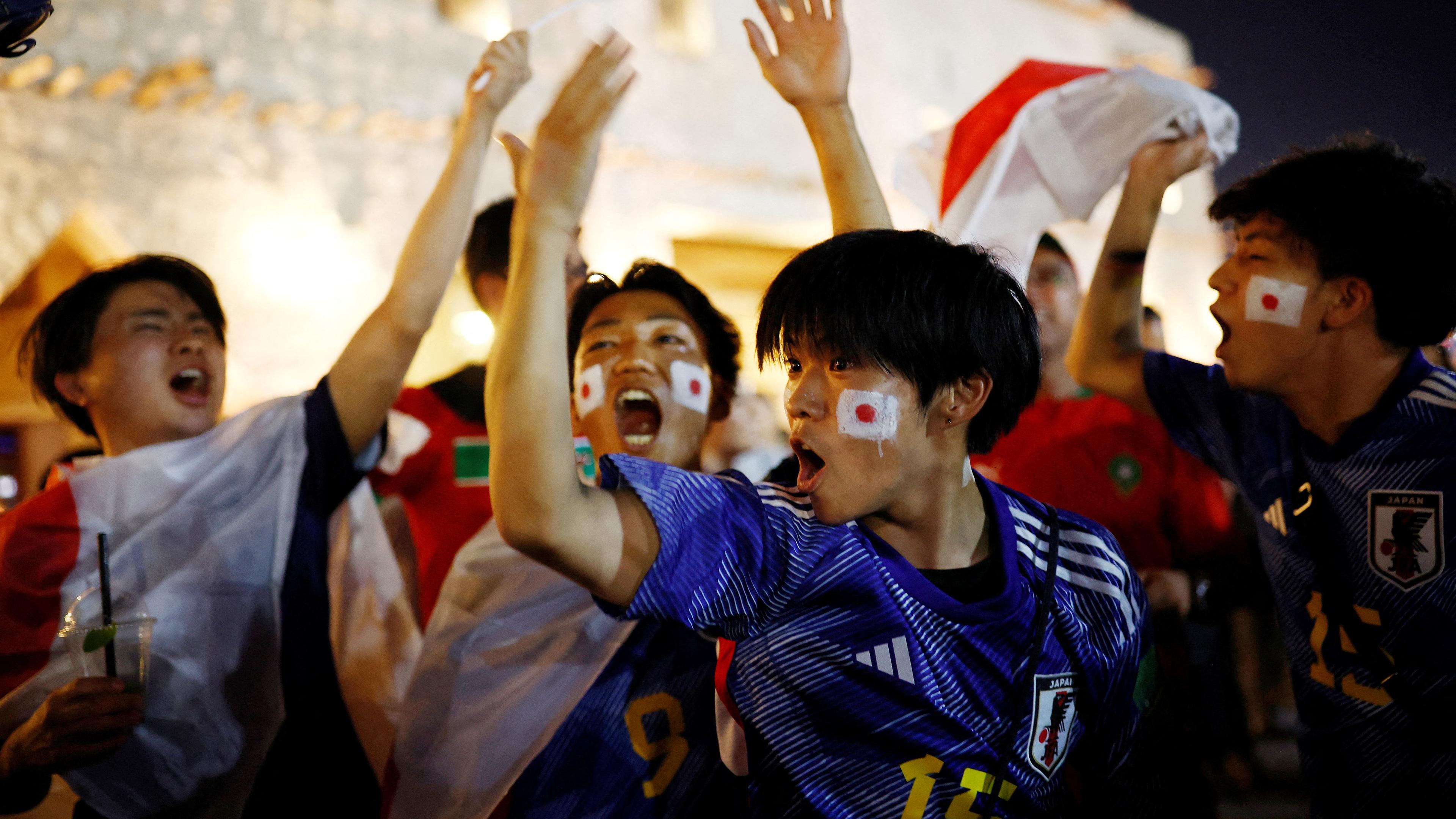 Feiernde japanische Fußballfans