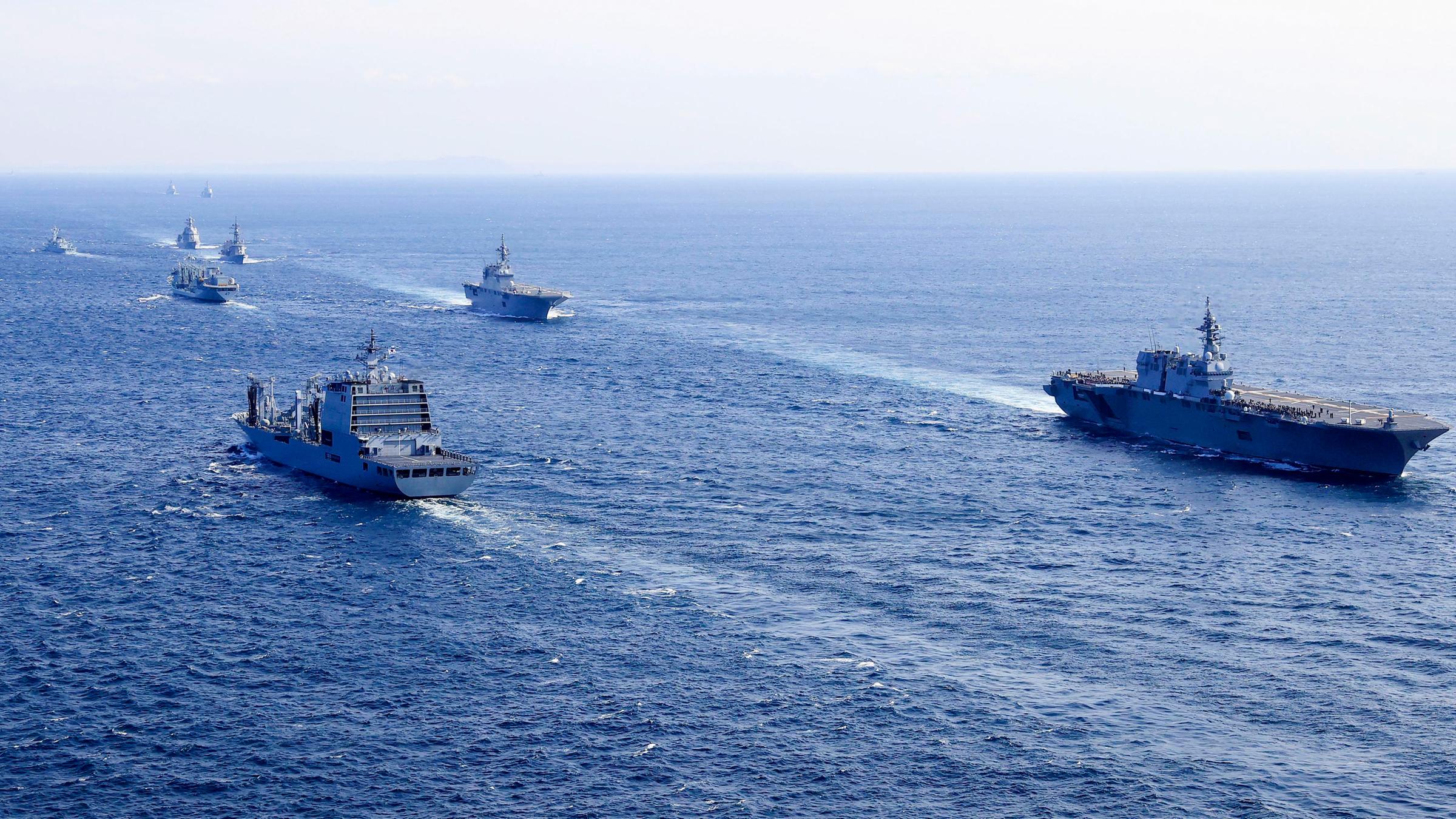 Japanische Kriegsschiffe südlich von Tokio am 6. November 2022