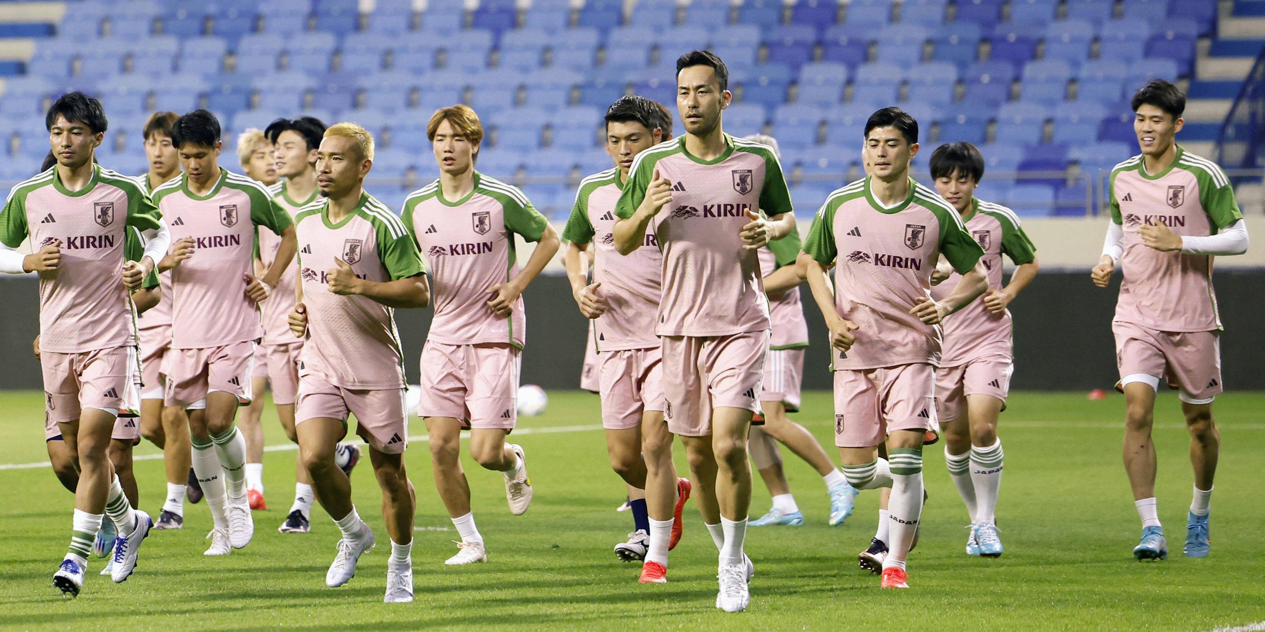 Die japanische Fußballnationalmannschaft Samurai Blue trainiert vor ihrem letzten WM-Auftaktspiel gegen Kanada am 16. 11. 2022 im Al Maktoum Stadium in Dubai