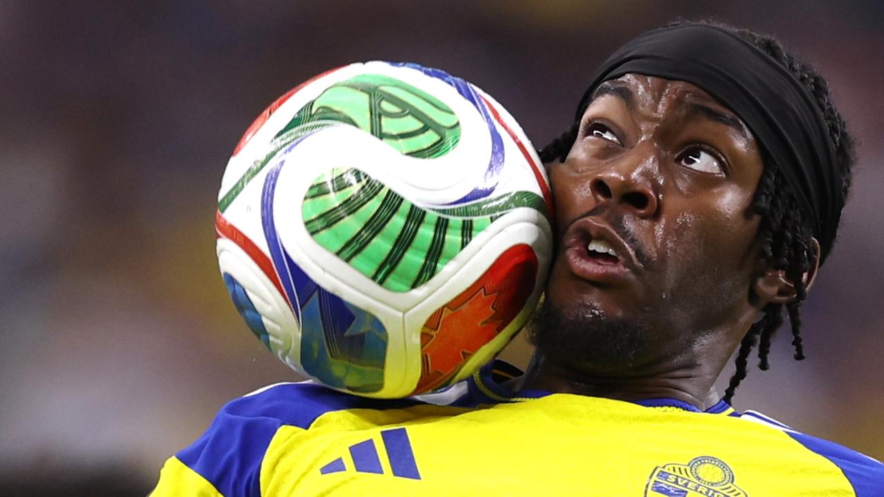 Der Schwede Anthony Elanga (11) versucht, den Ball unter Kontrolle zu bringen.