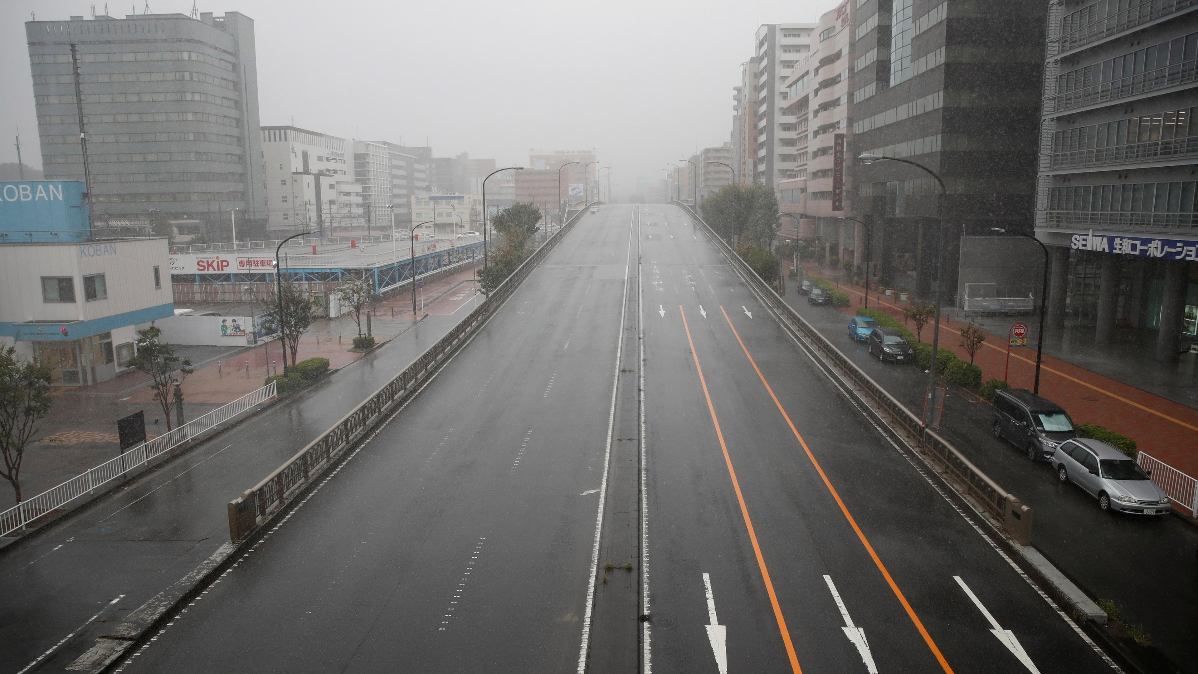 Leere Straßen vor dem Unwetter in Yokohama