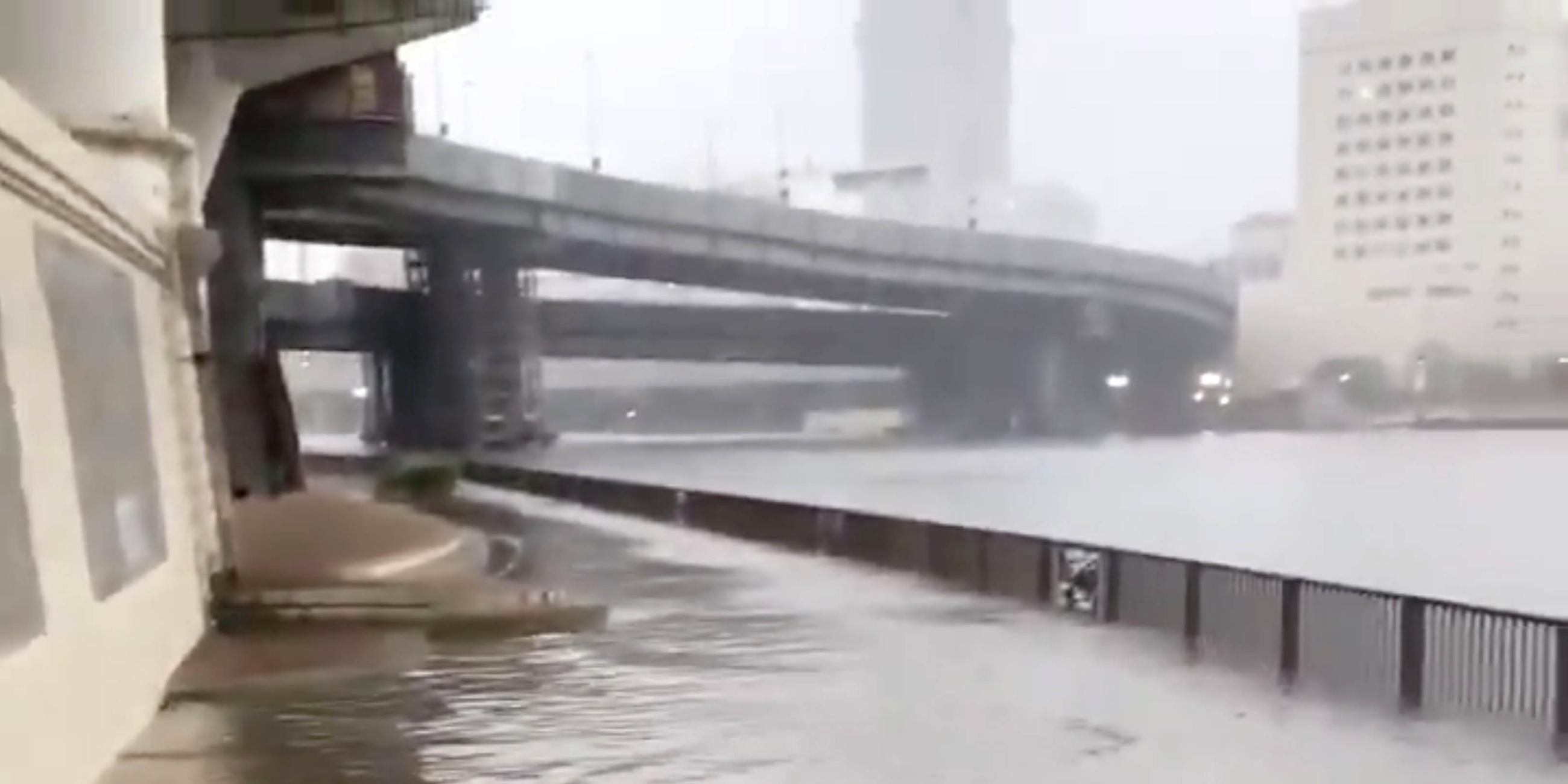 Der Fluß Sumida tritt in Tokio über die Ufer