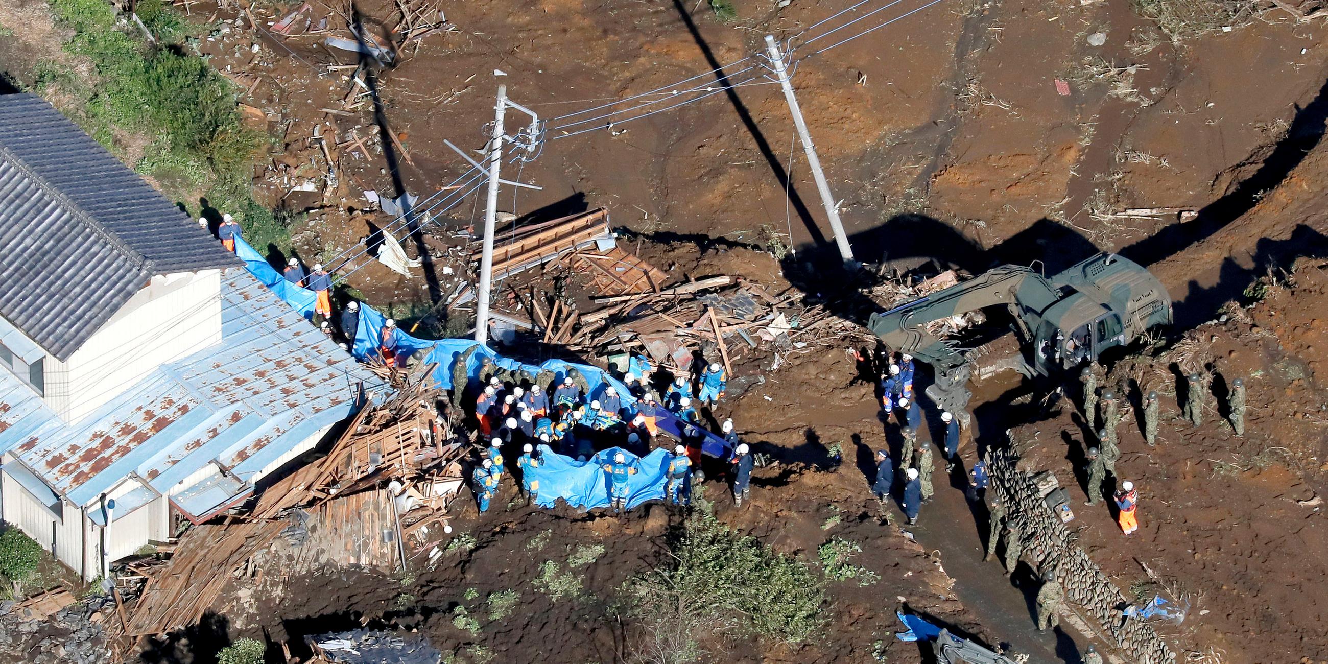 Rettungskräfte arbeiten am Ort einer Schlammlawine in Tomioka