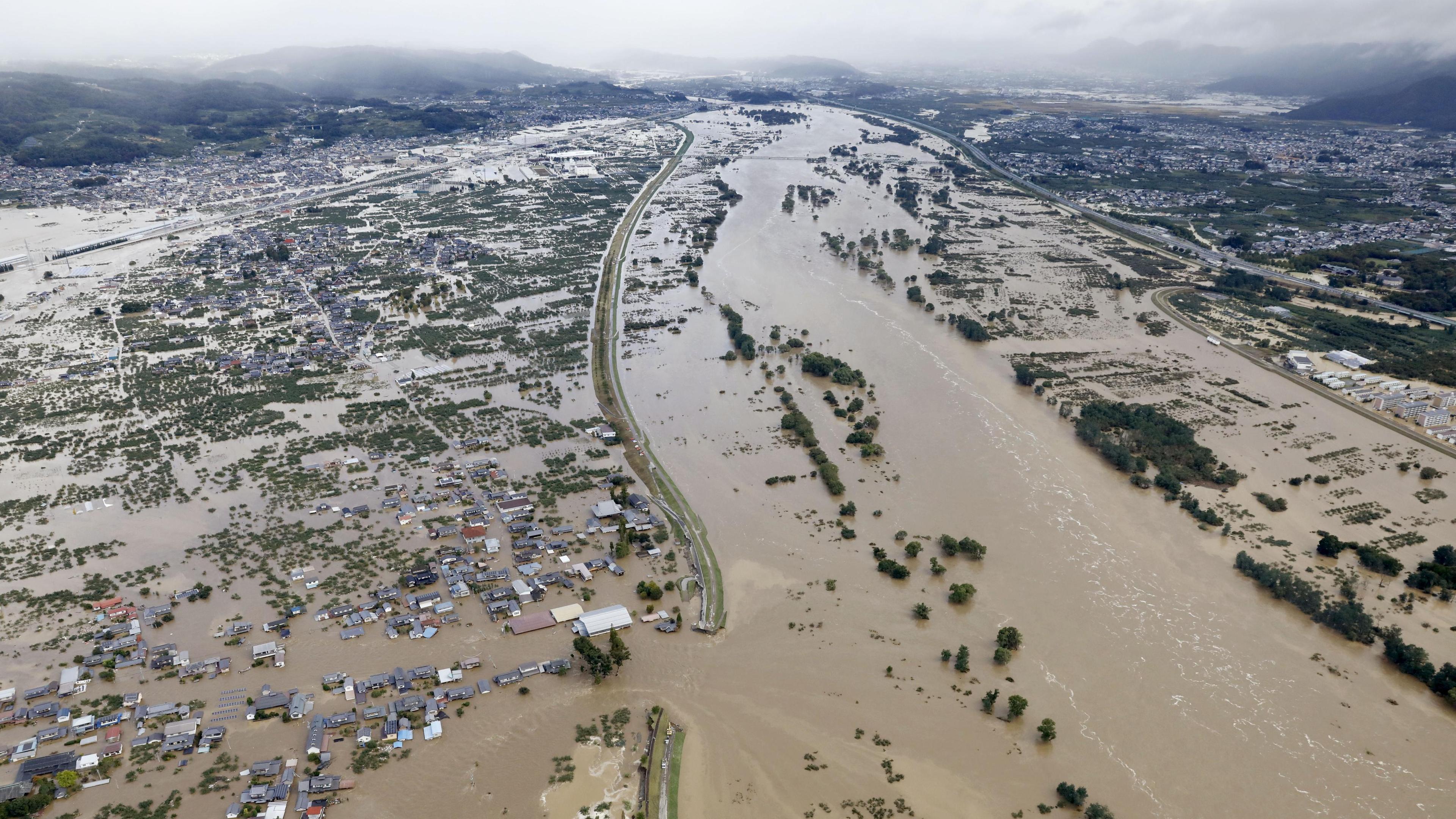 Luftbild von Überflutungen in einem Wohngebiet