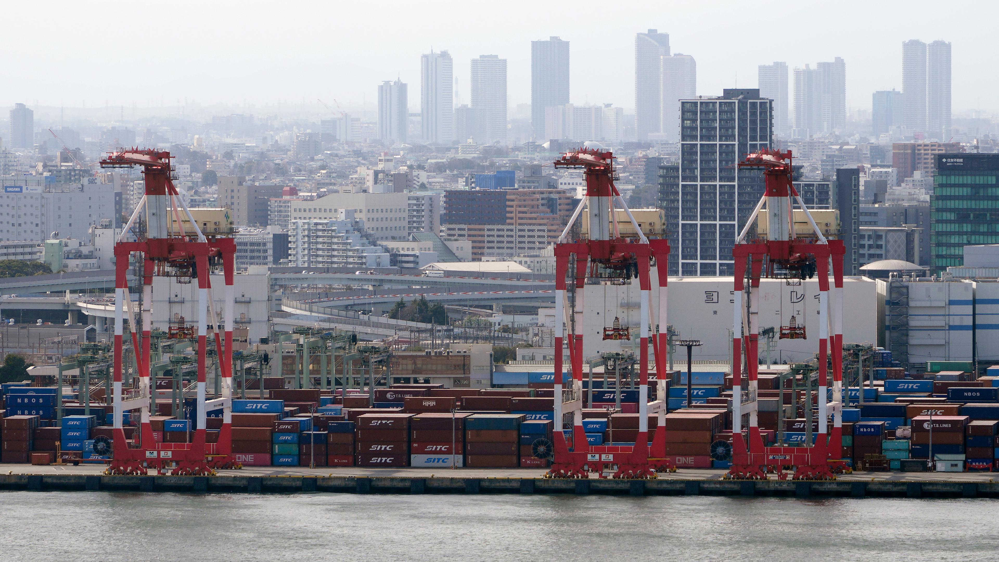Große Containerkräne stehen in einem Hafen in Tokio, aufgenommen am 15.02.2024