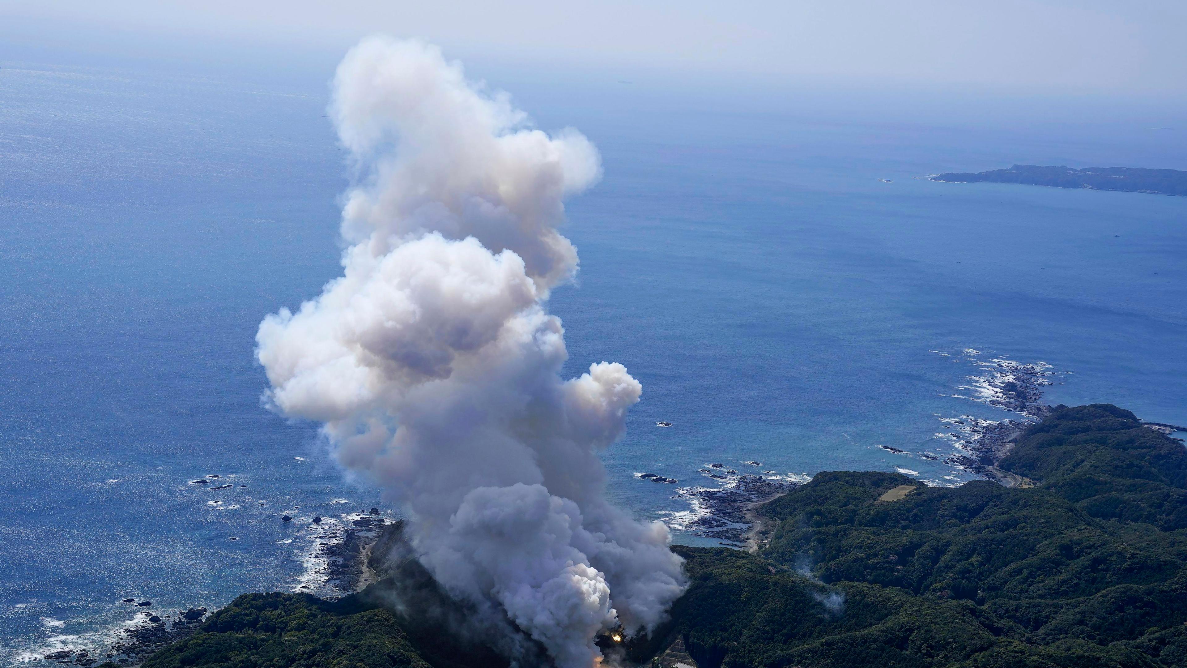 Eine große Rauchwolke steigt über dem Startplatz der Rakete in Japan auf.