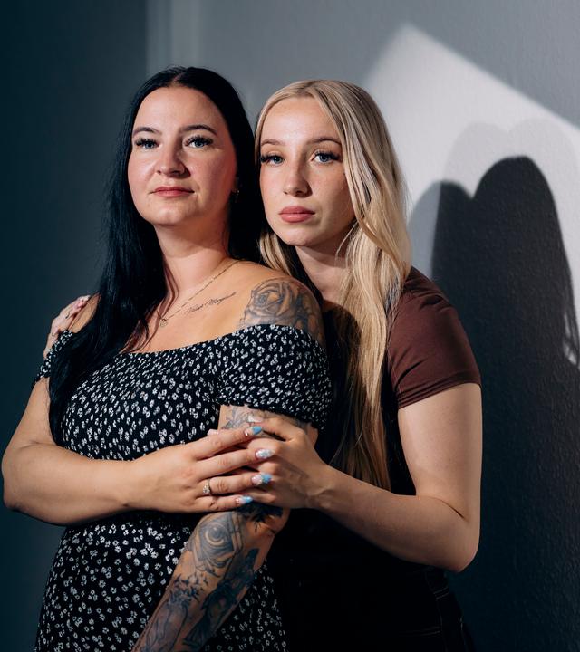 Zwei junge Frauen schauen in die Kamera. Sie scheinen eng miteinander verbunden zu sein.