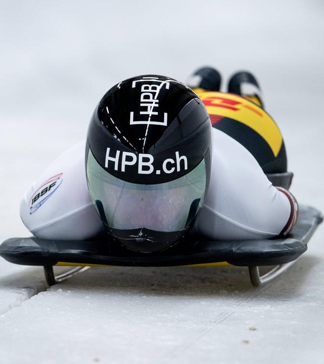 Die deutsche Skeletonfahrerrin Jaqueline Pfeifer liegt flach auf dem Skeletonschlitten beim IBSF Weltcup in Altenberg