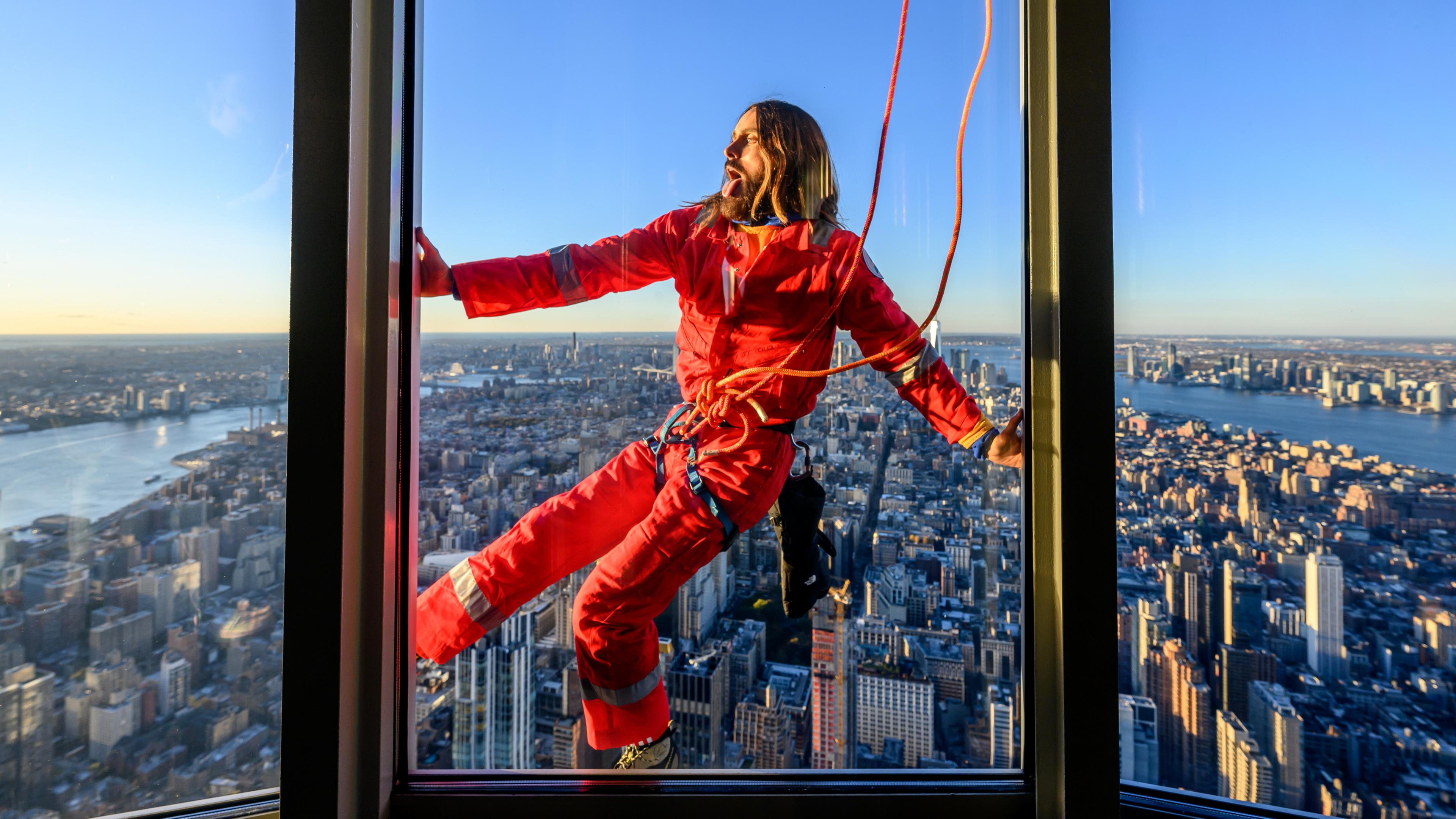  US-Schauspieler Jared Leto klettert am Empire State Building.In rotem Sportanzug, mit Sonnenbrille und an Seilen befestigt kletterte der Schauspieler und Sänger einen Teil der Außenwand oben am Gebäude hinauf. 