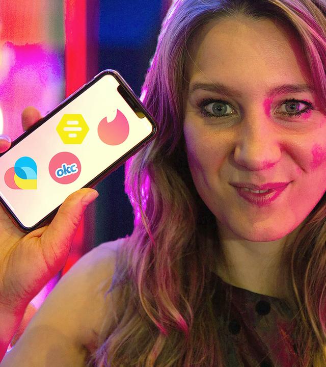 Jasmina Neudecker zeigt Smartphone in die Kamera mit unterschiedlichen Logos von Dating-Apps darauf