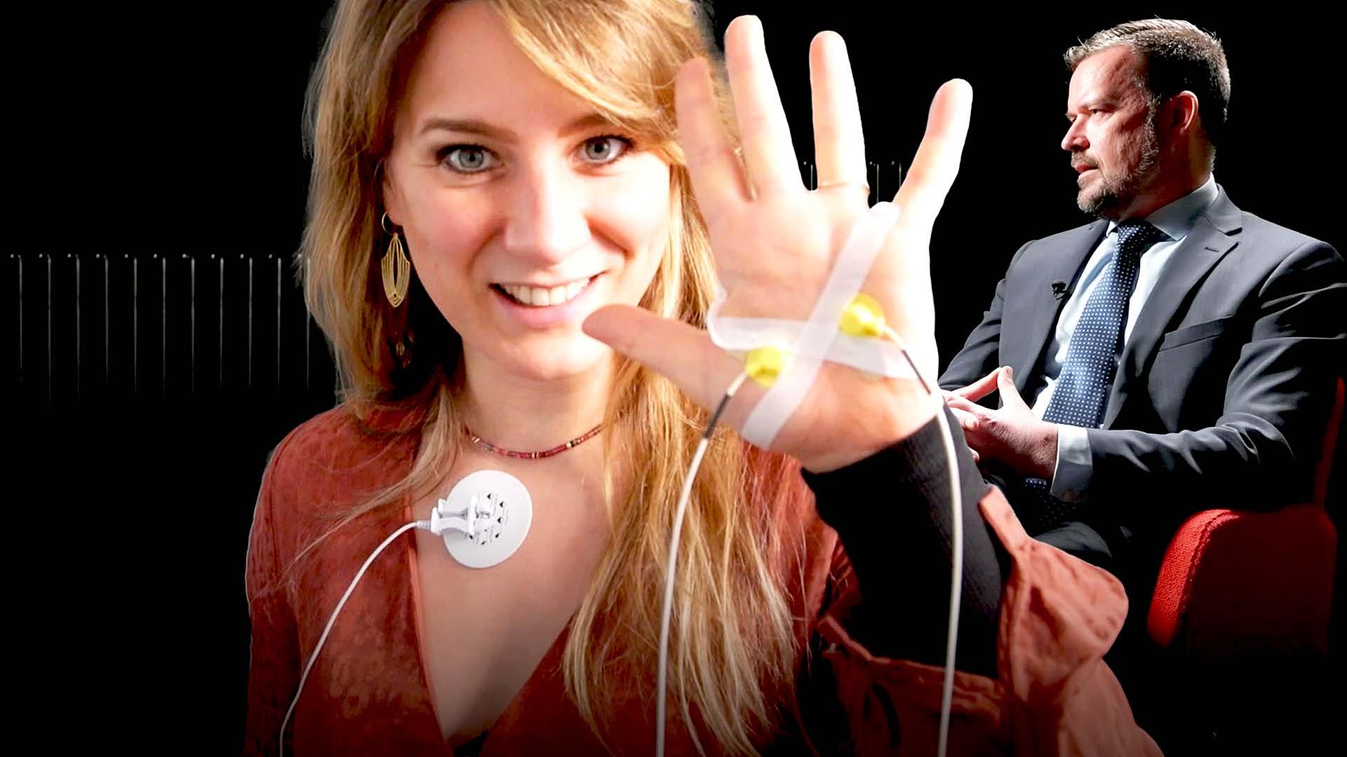 Jasmina Neudecker hebt eine verkabelte Hand