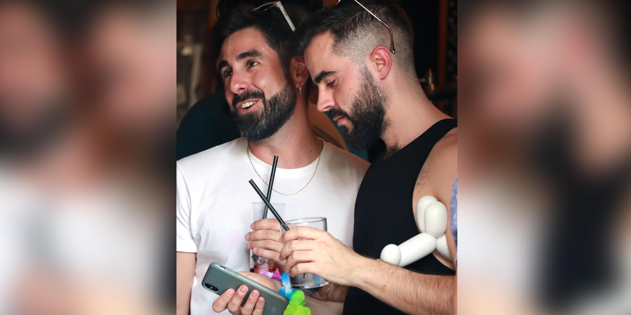 Javier Fincer in einer queeren Bar in Madrid.