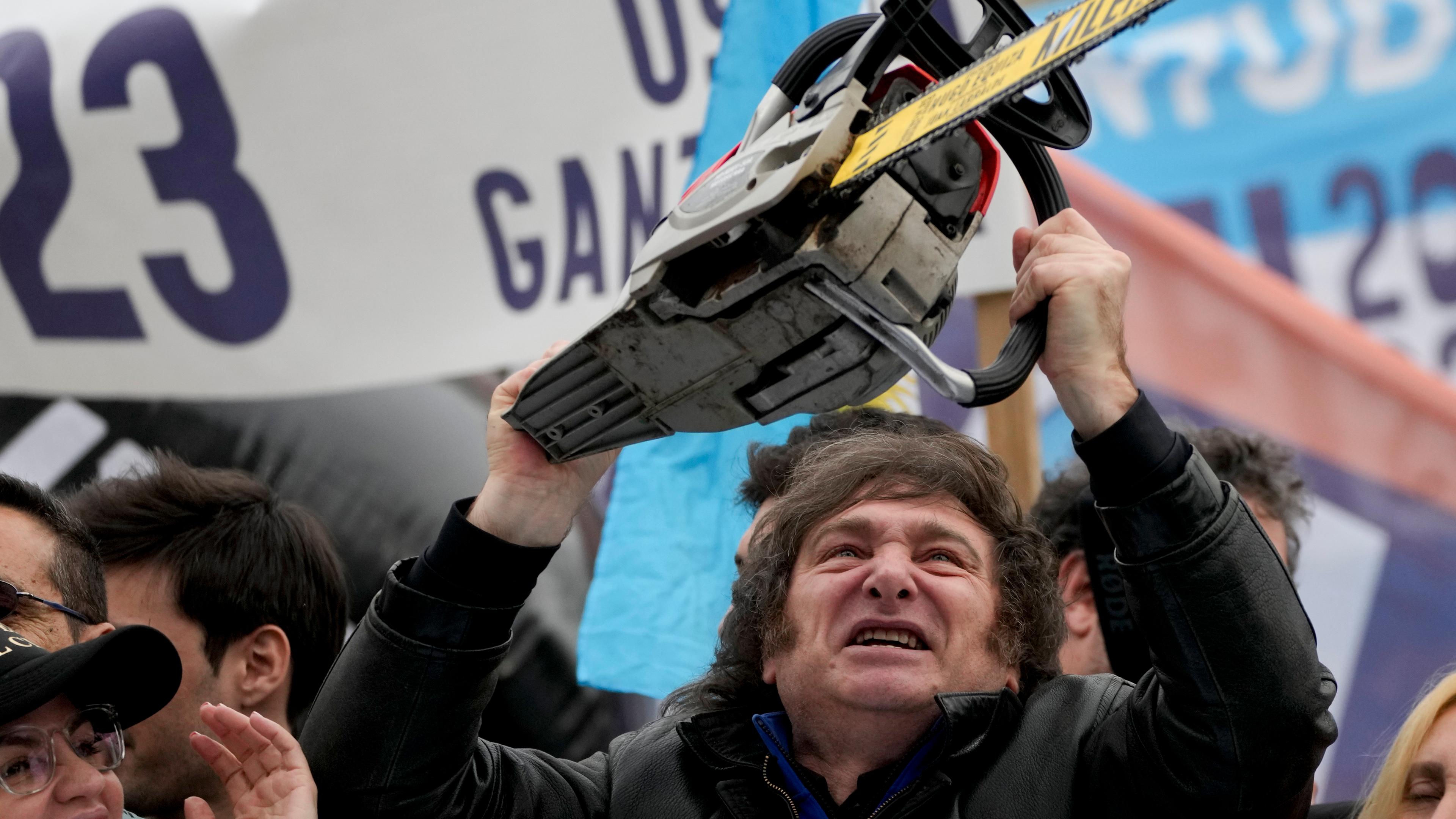 Zu sehen ist Javier Milei mit einer Kettensäge, vor der Präsidentenwahl in Argentinien.