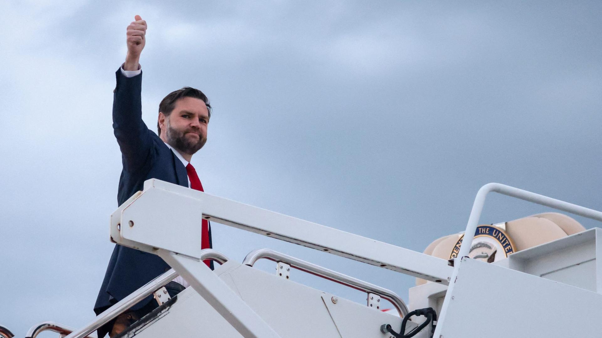 Der US-Vizepräsident JD Vance zeigt den Daumen nach oben, als er an Bord der Air Force Two geht, um nach Budapest aufzubrechen.