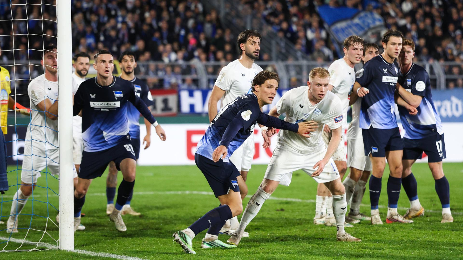 Der Herthaner Soufian Gouram (33) im Kampf um den Ball mit Affam Ifeadigo (14) vom SSV Jeddeloh II