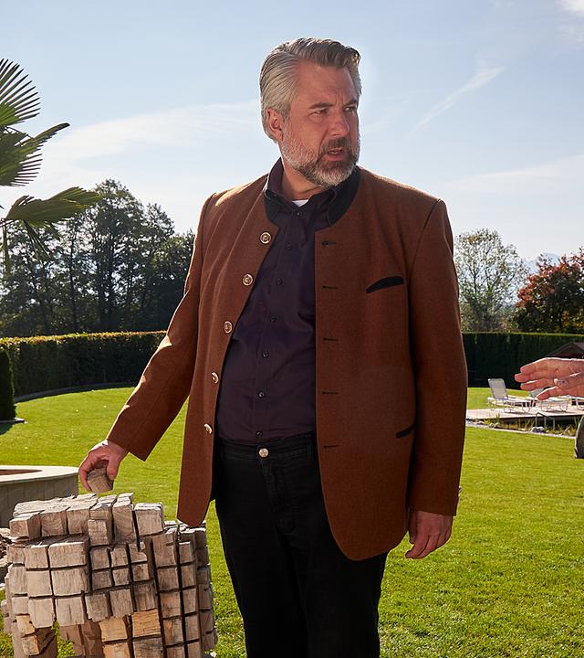 Kommissarin Winter (Vanessa Eckart) und Kommissar Stadler (Dieter Fischer) stehen auf einer Terrasse und sprechen mit Bernd Degenhard (Sebastian Goder), der neben ihnen steht.