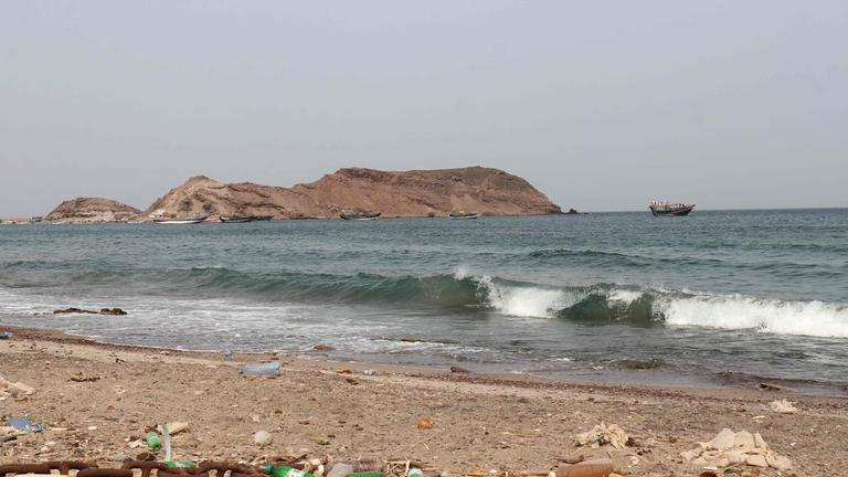 Ein von der jemenitischen Küste südwestlich der Stadt Taiz aufgenommenes Foto zeigt Boote, die in der Bab-el-Mandeb-Straße im Roten Meer treiben.