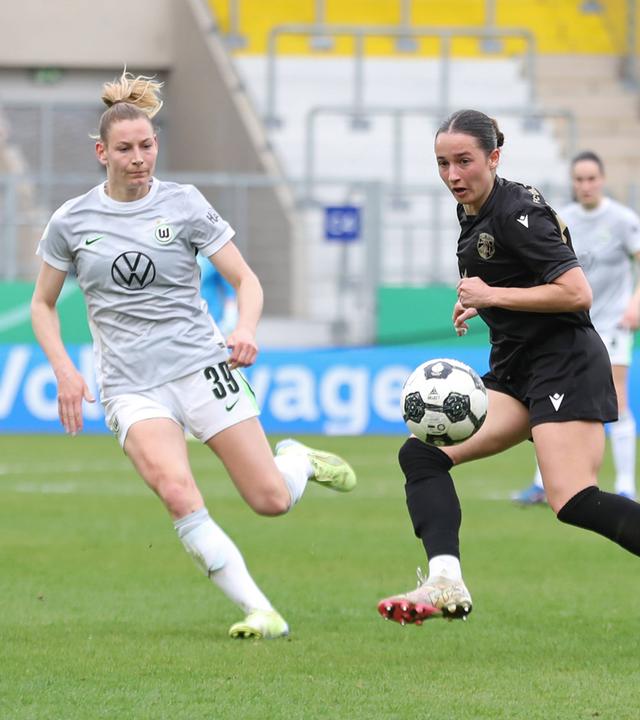 Elena Mühlemann (30, Carl Zeiss Jena) und Sarai Linder (39, VfL Wolfsburg) kämpfen. 