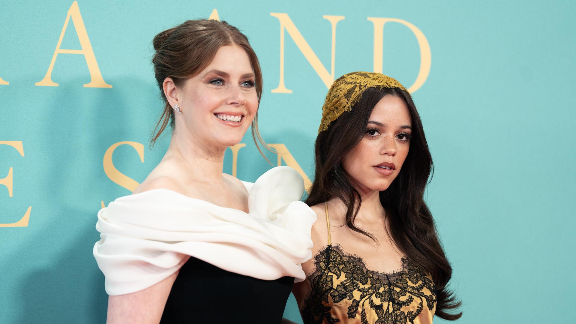 Auf dem Bild zu sehen sind Amy Adams und Jenna Ortega auf dem Filmfestival in London.
