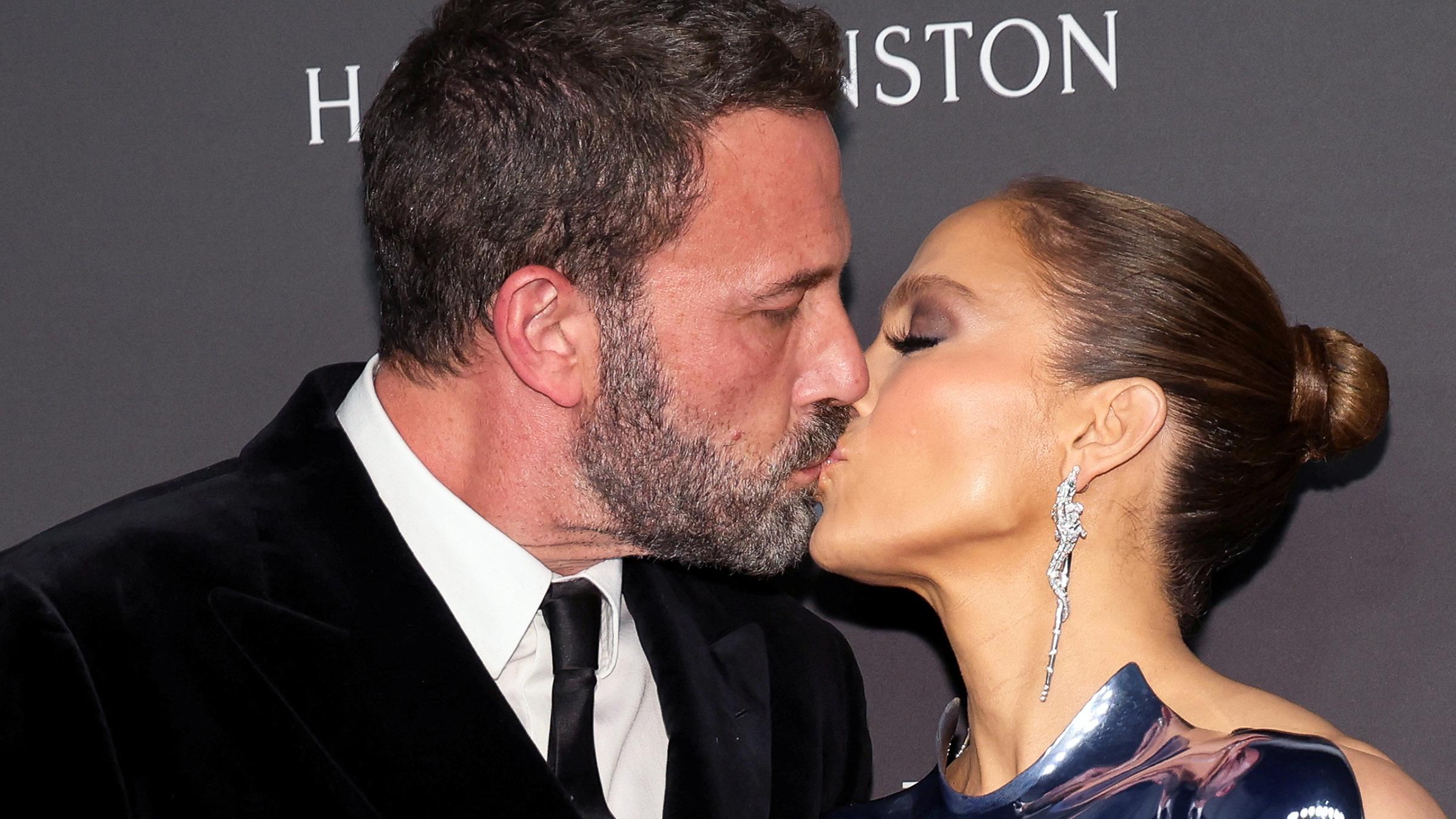 Jennifer Lopez und Ben Affleck küssen sich
