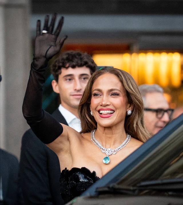 Auf dem Bild zu sehen ist: Jennifer Lopez in Mailand auf der Fashion Week