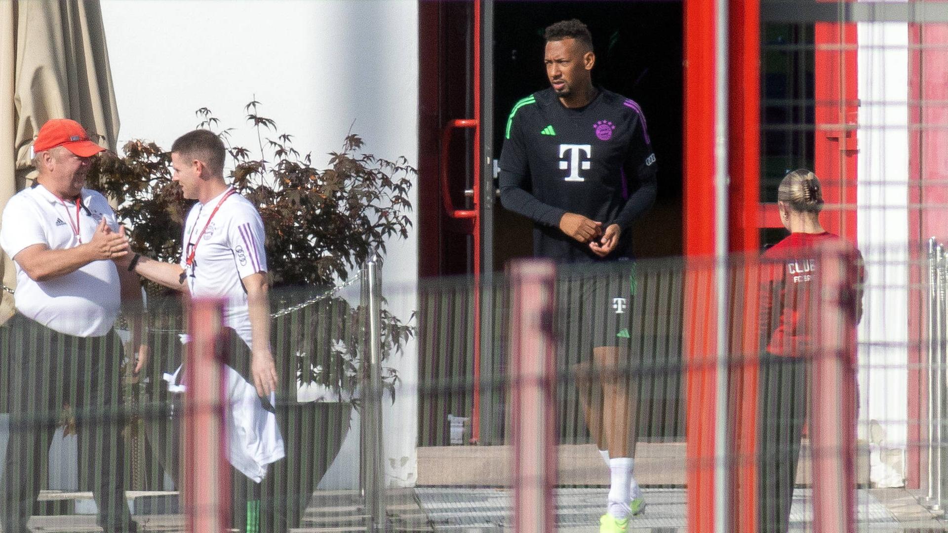 Jerome Boateng nimmt am Sonntag Morgen am Training des FC Bayern München teil.