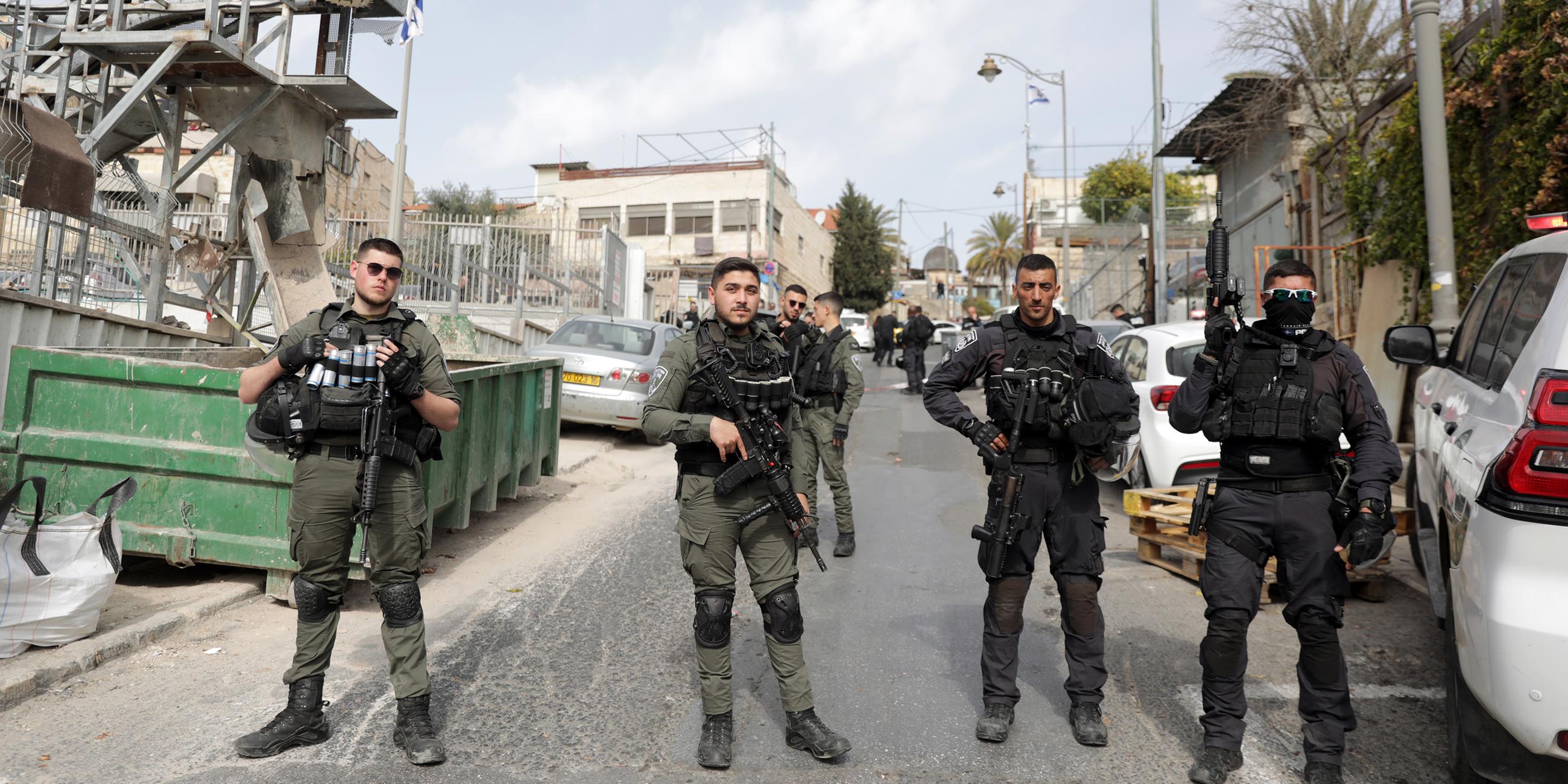 Israelische Sicherheitsbeamte sichern die Region um den Tatort in Jerusalem