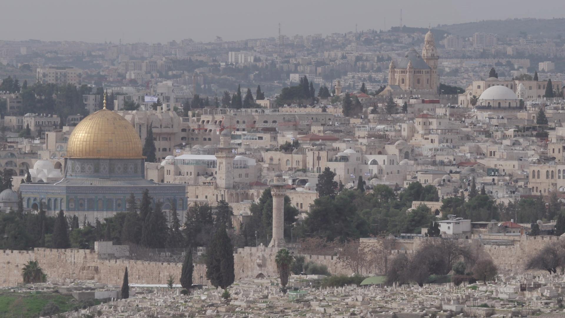 "Jerusalem - ewiger Kampf um die Heilige Stadt": Jerusalem mit dem ältesten muslimischen Bauwerk: dem Felsendom und seiner goldenen Kuppel.