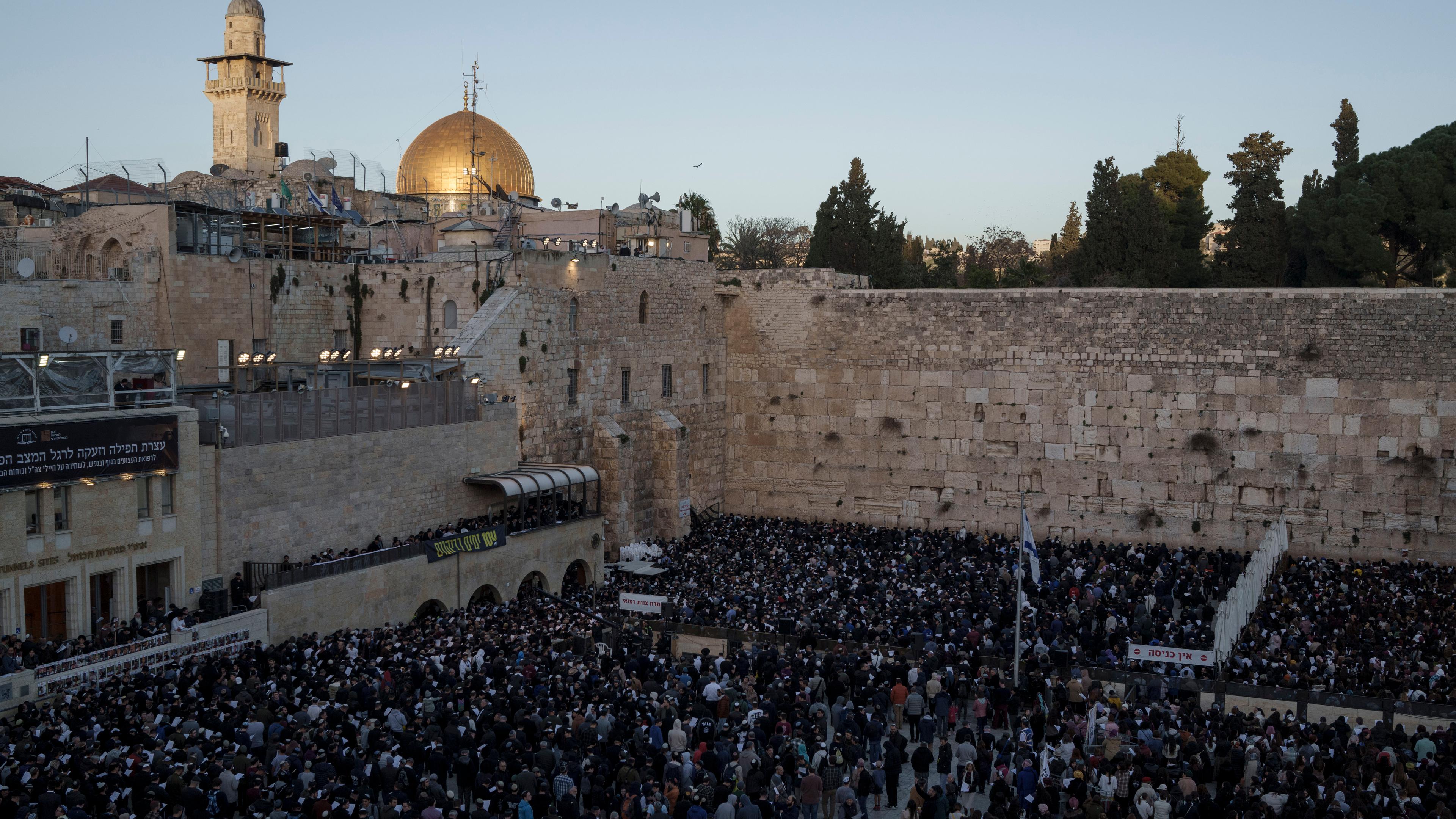 Tausende Menschen stehen an der Klagemauer in Jerusalem