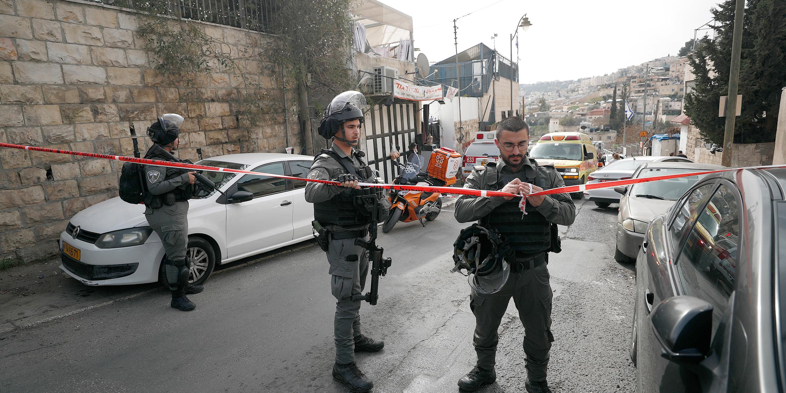 Soldaten sichern die Straßen um den Tatort in Jerusalem