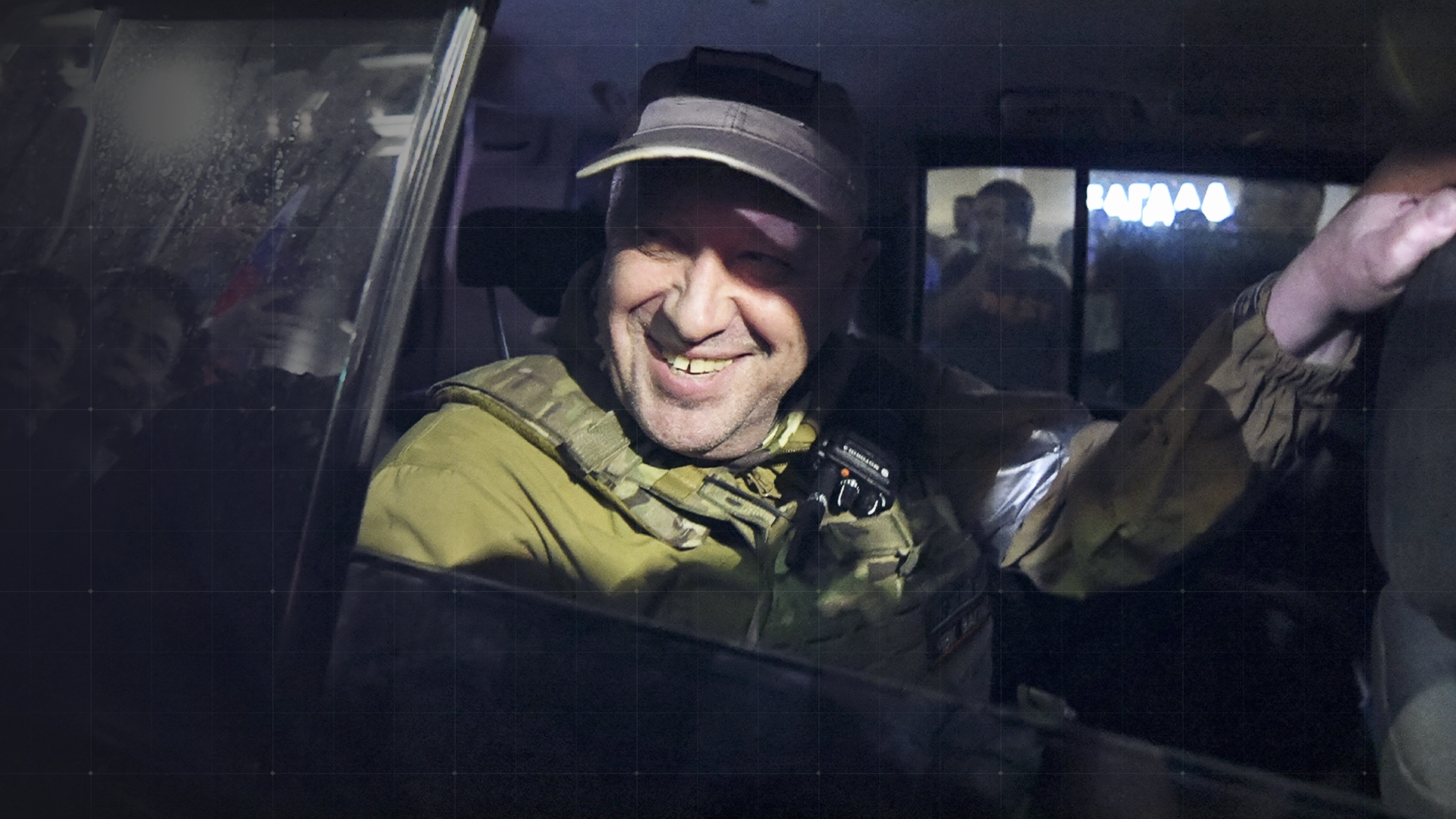 Jewgeni Prigoschin, Chef der Gruppe Wagner, lachend hinter offener Scheibe einer Autotür