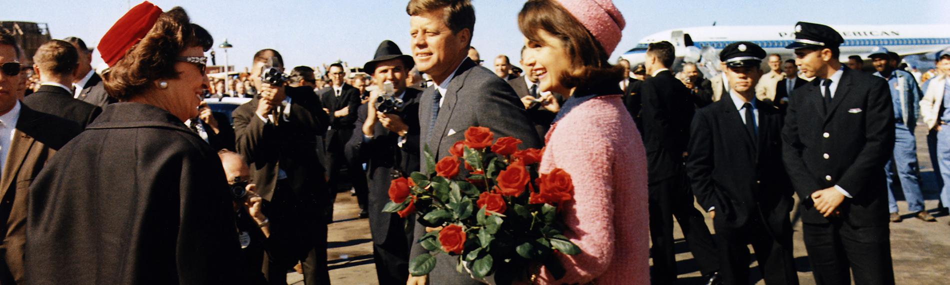 Mann und Frau laufen über das Rollfeld, im Hintergrund steht das Flugzeug.