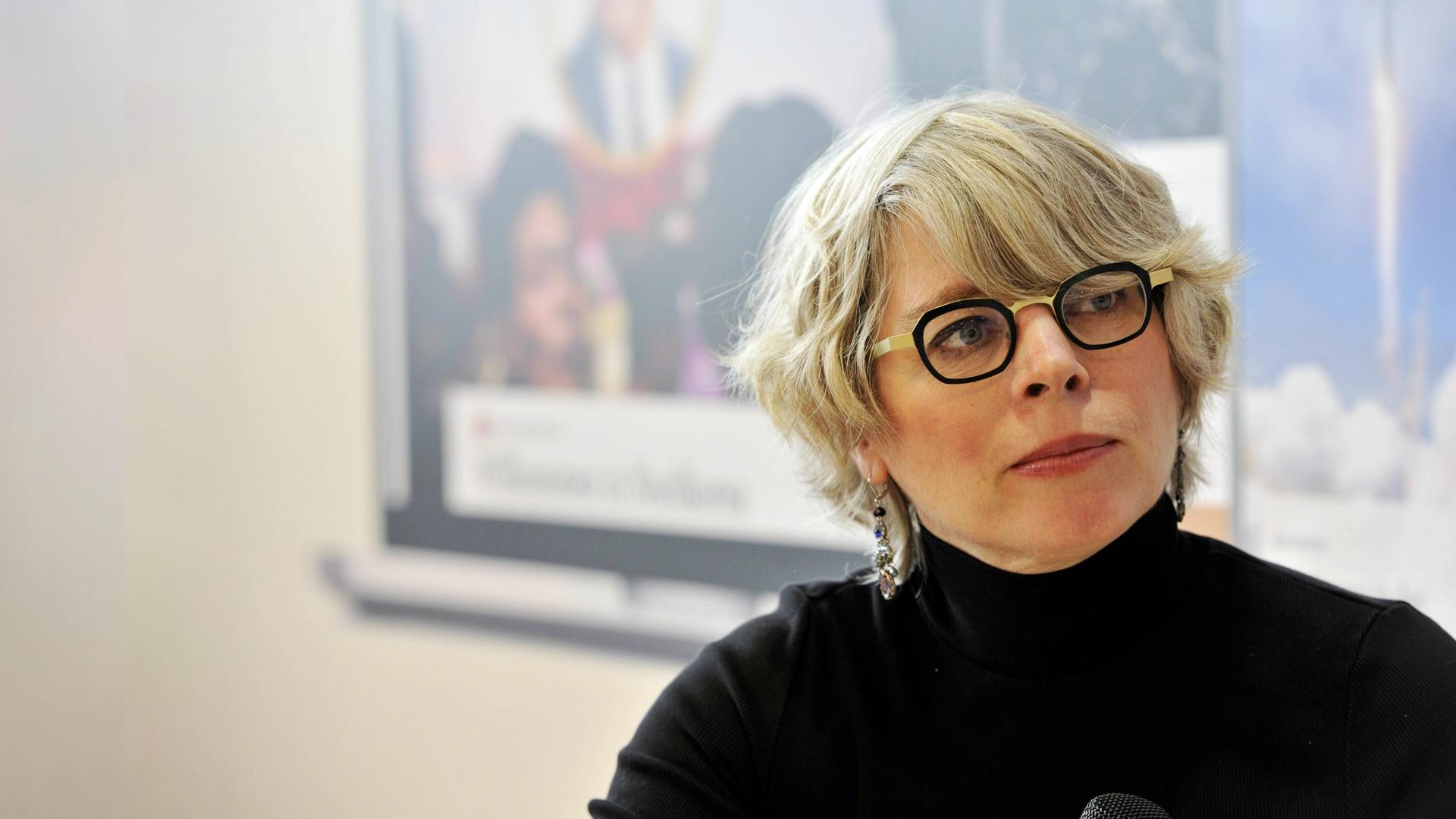 Porträt: Frau mit Brille schaut nach rechts