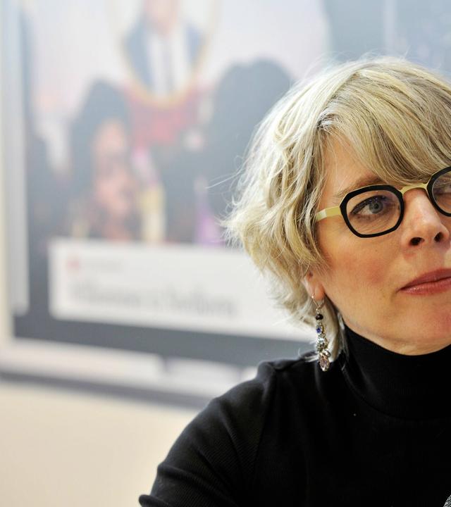 Porträt: Frau mit Brille schaut nach rechts