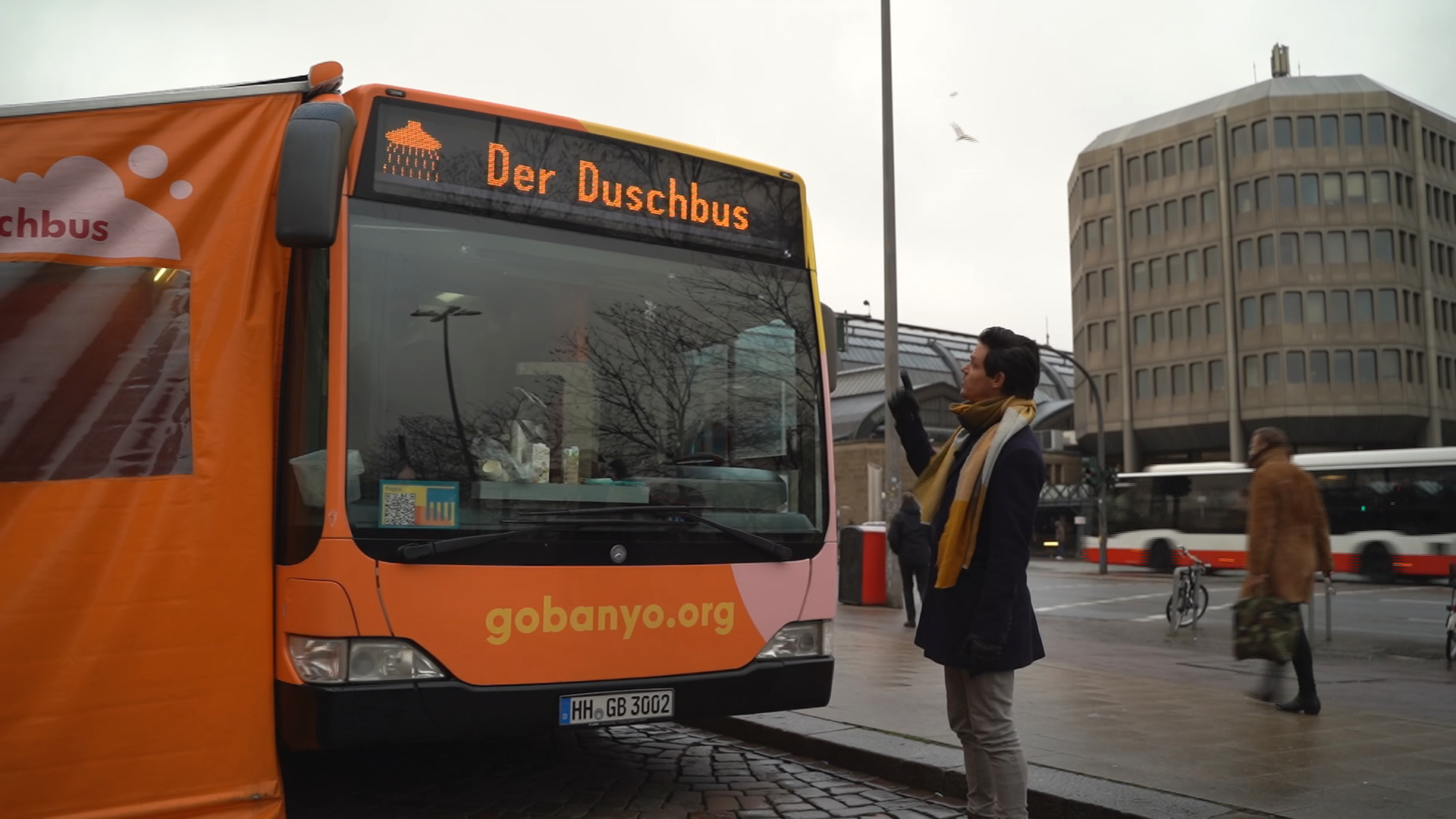 Jo Schück besucht einen Duschbus für Obdachlose in Hamburg.