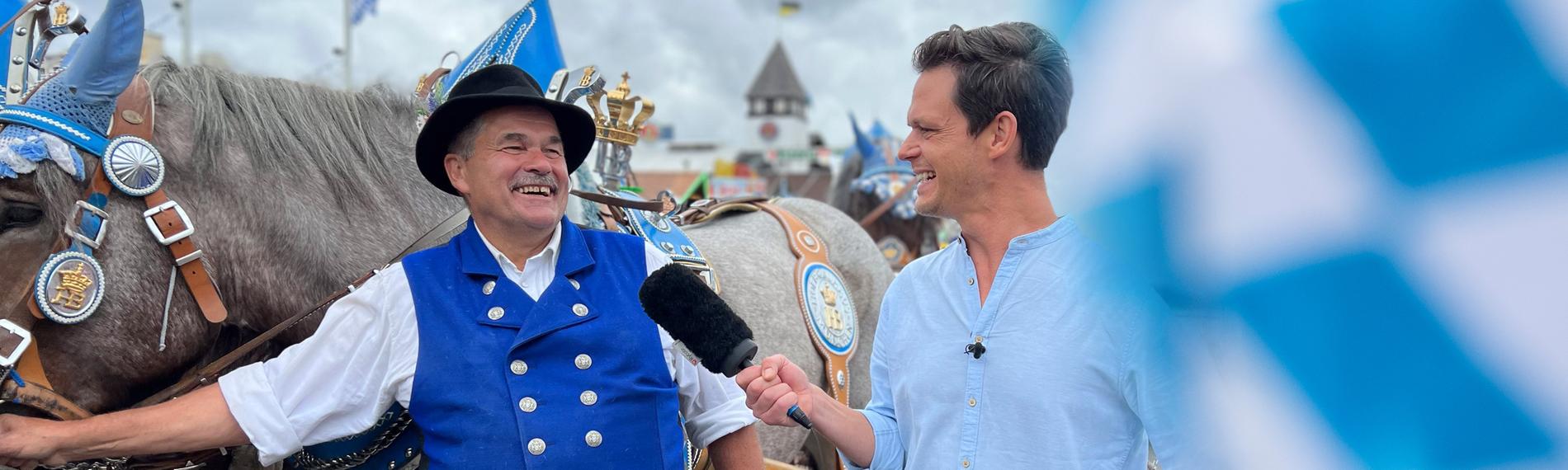Pferd und Bierkutsche und Kutscher im Gespräch mit Moderator Jo Schück beim Oktoberfest Umzug
