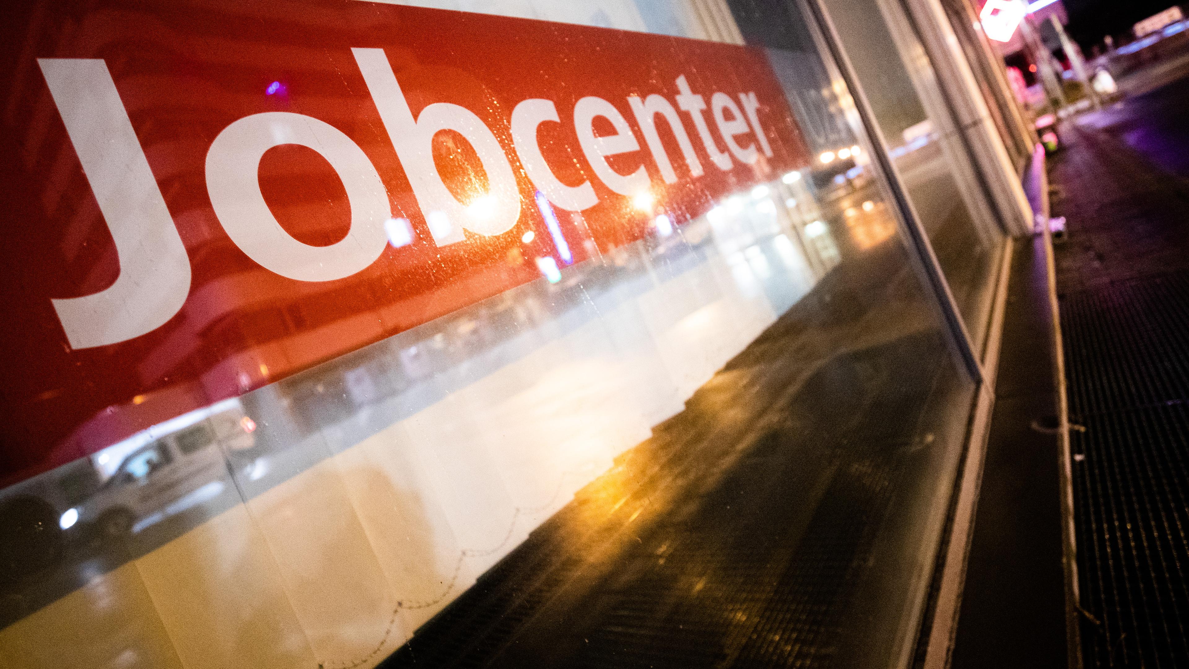 Der Schriftzug Jobcenter steht an einer Fensterscheibe des Stuttgarter Jobcenters geschrieben.