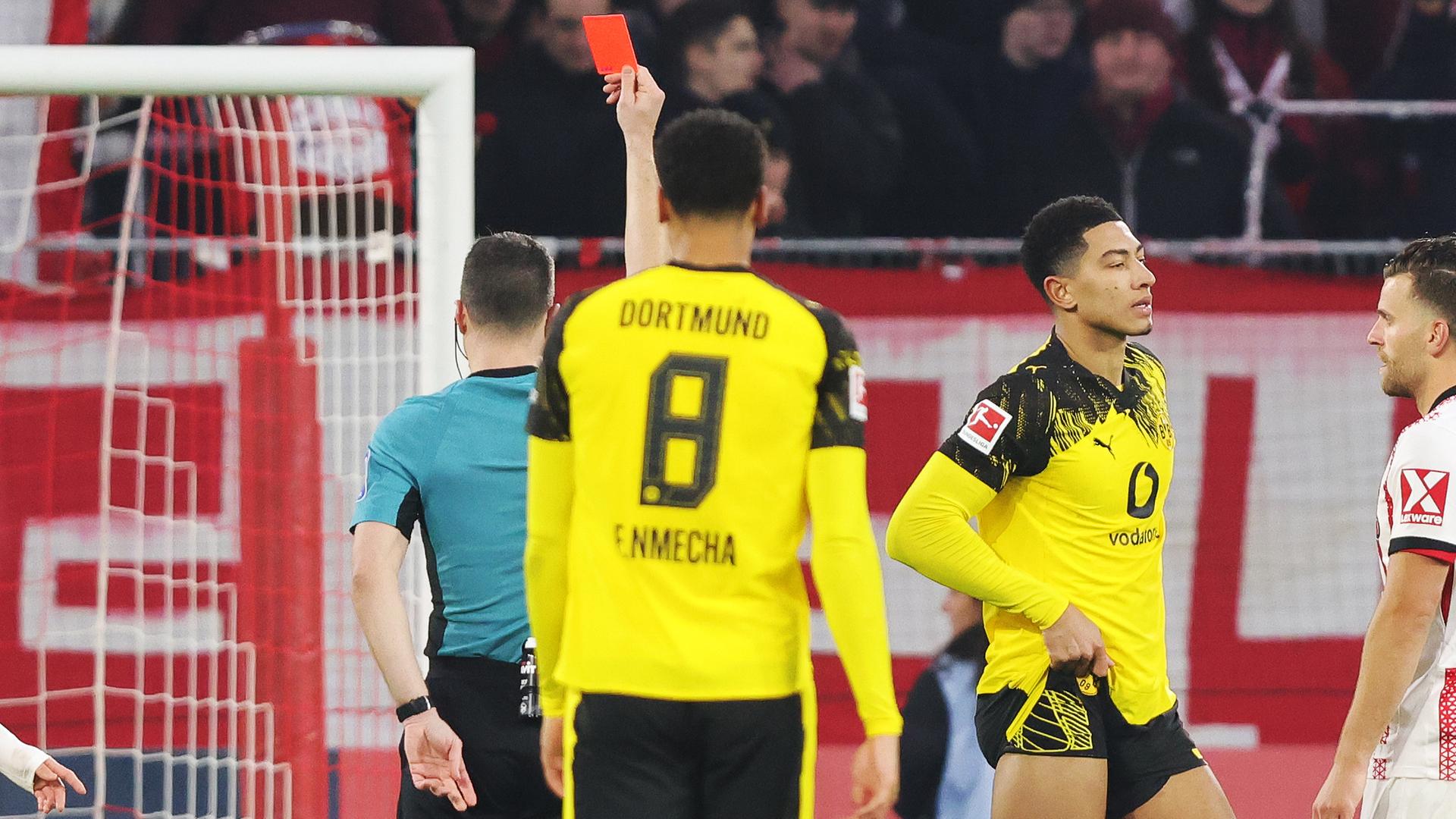 Dortmunds Mittelfeldspieler Jobe Bellingham sieht in der Partie gegen den SC Freiburg nach einer Notrbremse gegen Philipp Treu die rote Karte und fliegt vom Platz