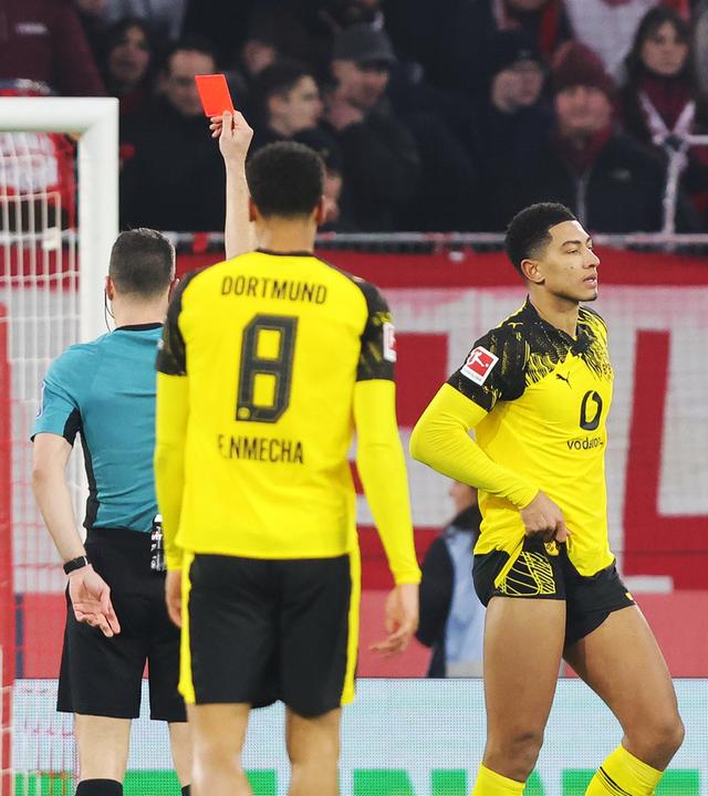 Dortmunds Mittelfeldspieler Jobe Bellingham sieht in der Partie gegen den SC Freiburg nach einer Notrbremse gegen Philipp Treu die rote Karte und fliegt vom Platz