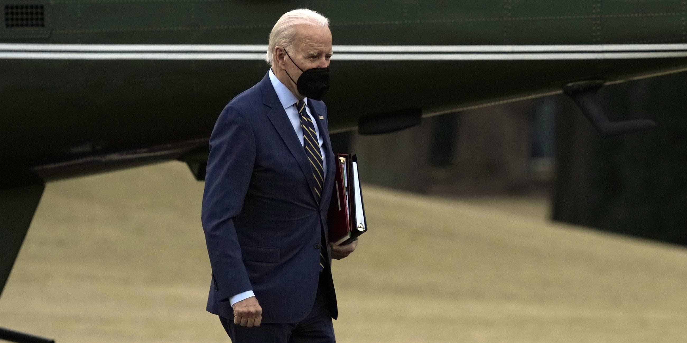 Präsident Joe Biden geht am  11. 01. 2023, von Marine One zum Oval Office auf dem South Lawn des Weißen Hauses in Washington