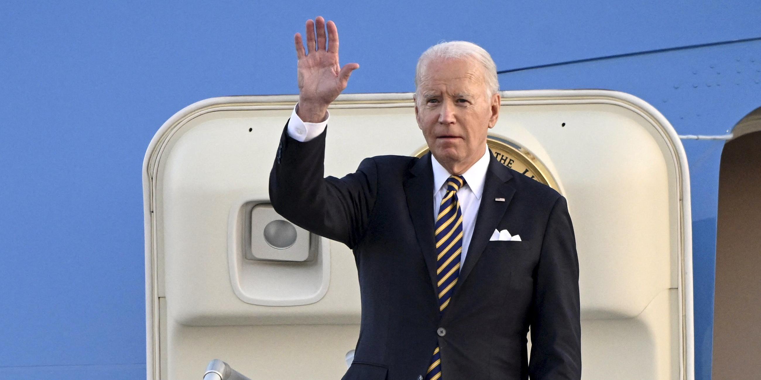 US-Präsident Joe Biden winkt nach der Landung mit der Air Force One auf dem internationalen Flughafen Helsinki-Vantaan (Finnland) , aufgenommen am 12.07.2023 